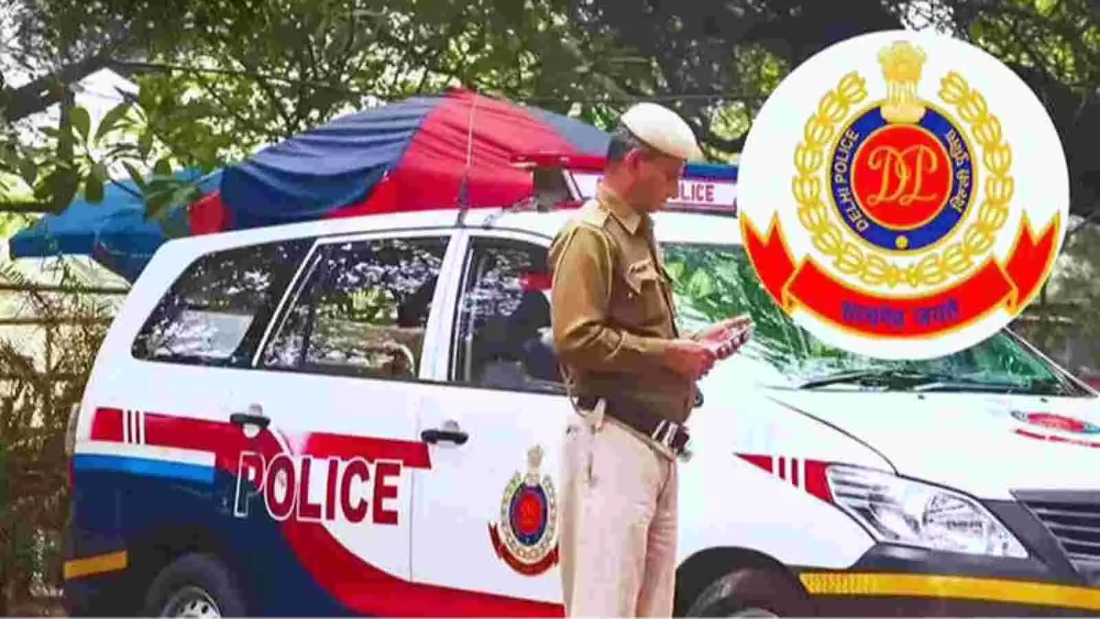 दिल्ली पुलिस की गाड़ी के पास खाकी वर्दी पहने पुलिसकर्मी मोबाइल देखते हुए खड़ा है। दिल्ली पुलिस की गाड़ी के पास खाकी वर्दी पहने पुलिसकर्मी मोबाइल देखते हुए खड़ा है।