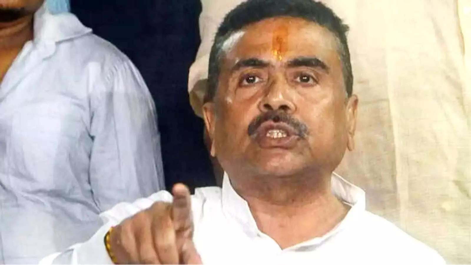 समारोह के मंच पर सफेद कुर्ता पहने मुख्यमंत्री सुवेंदु अधिकारी कोलकाता में प्रशासनिक बैठक के दौरान खड़े दिखाई दे रहे हैं। समारोह के मंच पर सफेद कुर्ता पहने मुख्यमंत्री सुवेंदु अधिकारी कोलकाता में प्रशासनिक बैठक के दौरान खड़े दिखाई दे रहे हैं।