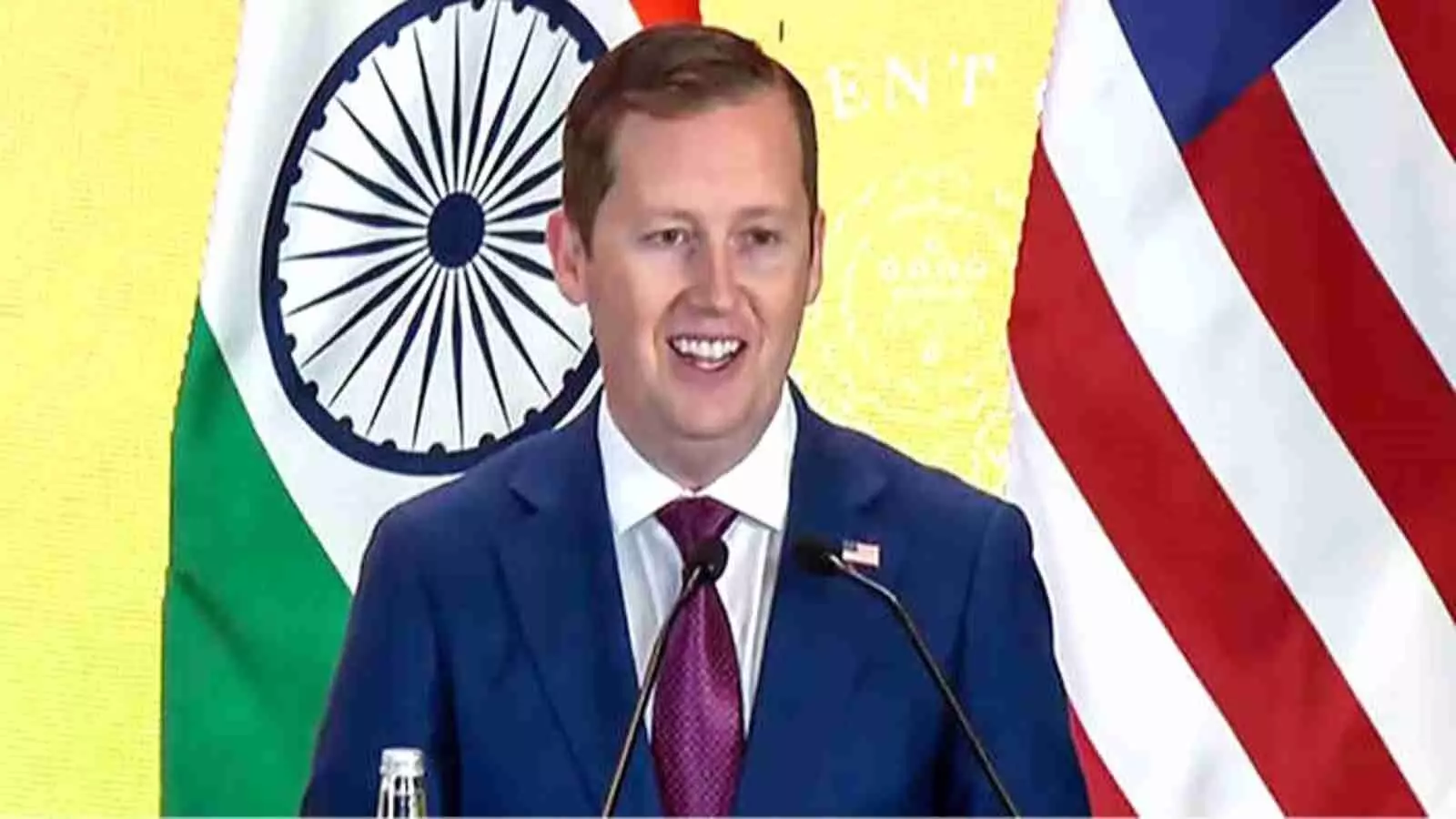 पोडियम के सामने खड़े अमेरिकी राजदूत सर्जियो गोर नई दिल्ली में प्रेस वार्ता को संबोधित कर रहे हैं। पोडियम के सामने खड़े अमेरिकी राजदूत सर्जियो गोर नई दिल्ली में प्रेस वार्ता को संबोधित कर रहे हैं।