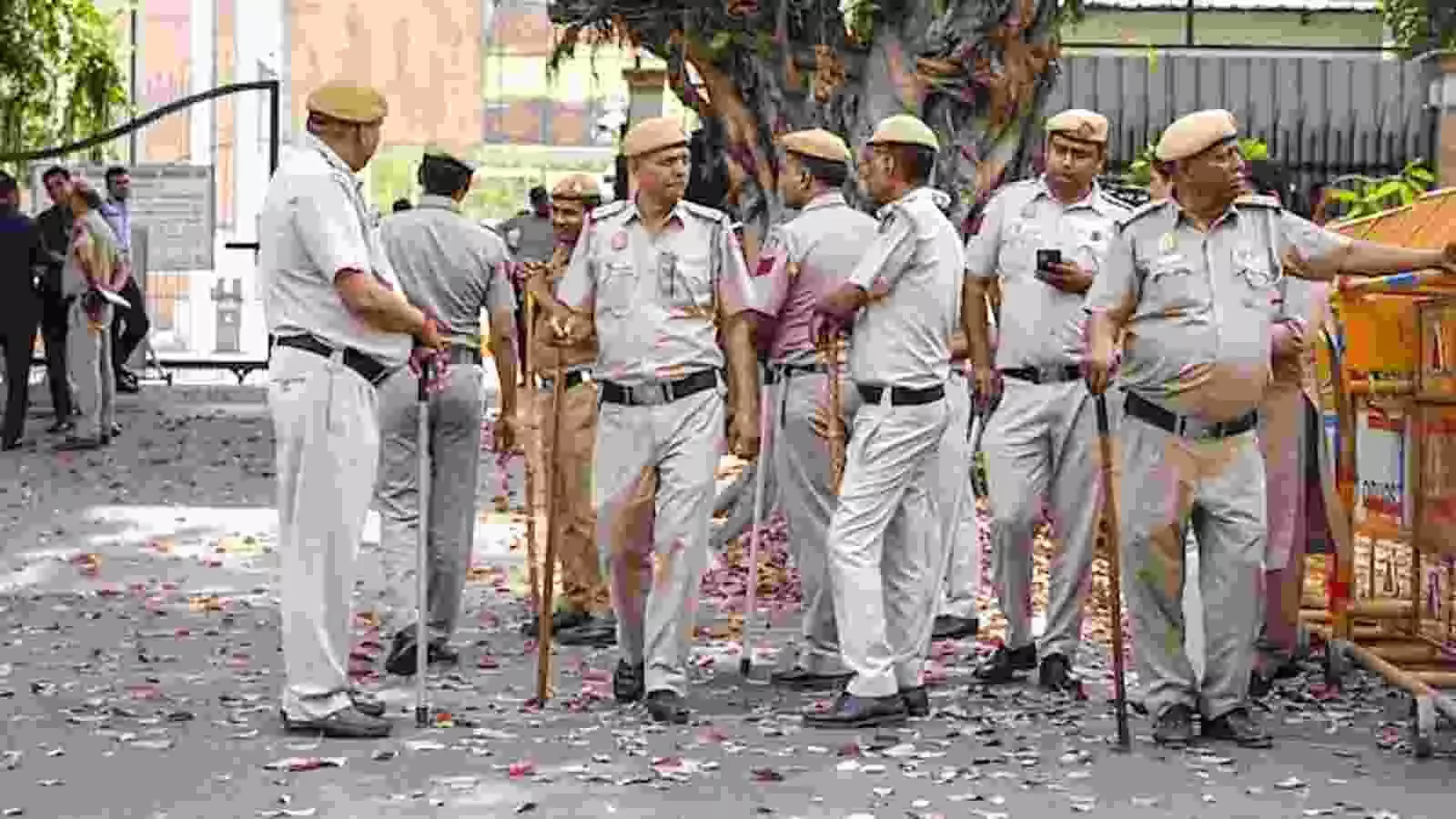 सड़क पर खड़े खाकी वर्दीधारी दिल्ली पुलिस के जवान नई दिल्ली में सुरक्षा जांच के संदर्भ में तैनात दिख रहे हैं। सड़क पर खड़े खाकी वर्दीधारी दिल्ली पुलिस के जवान नई दिल्ली में सुरक्षा जांच के संदर्भ में तैनात दिख रहे हैं।