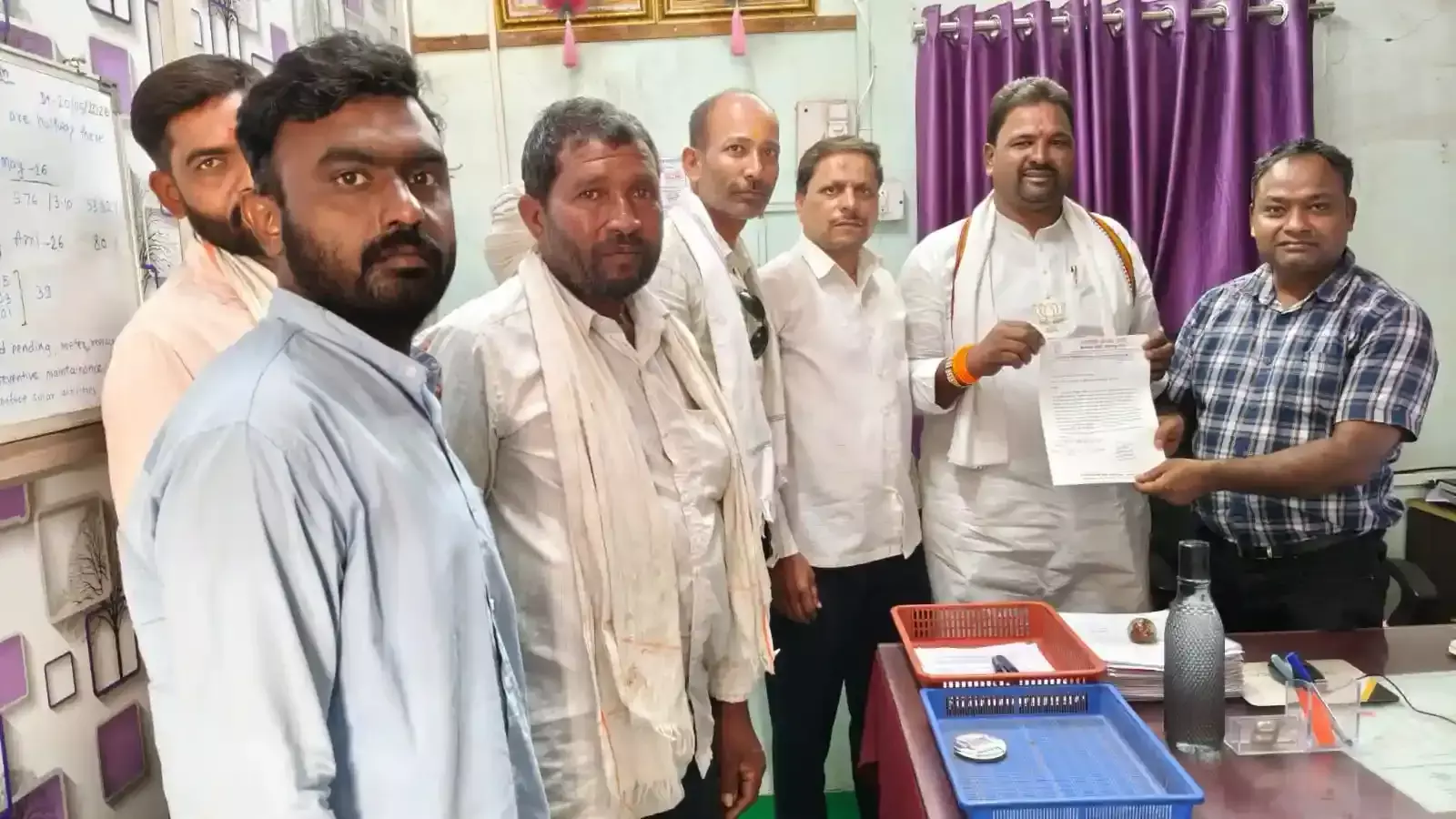 लातूर में महावितरण उपअभियंता को निवेदन सौंपते भाजपा कामगार मोर्चा के पदाधिकारी और सदस्य। लातूर में महावितरण उपअभियंता को निवेदन सौंपते भाजपा कामगार मोर्चा के पदाधिकारी और सदस्य।