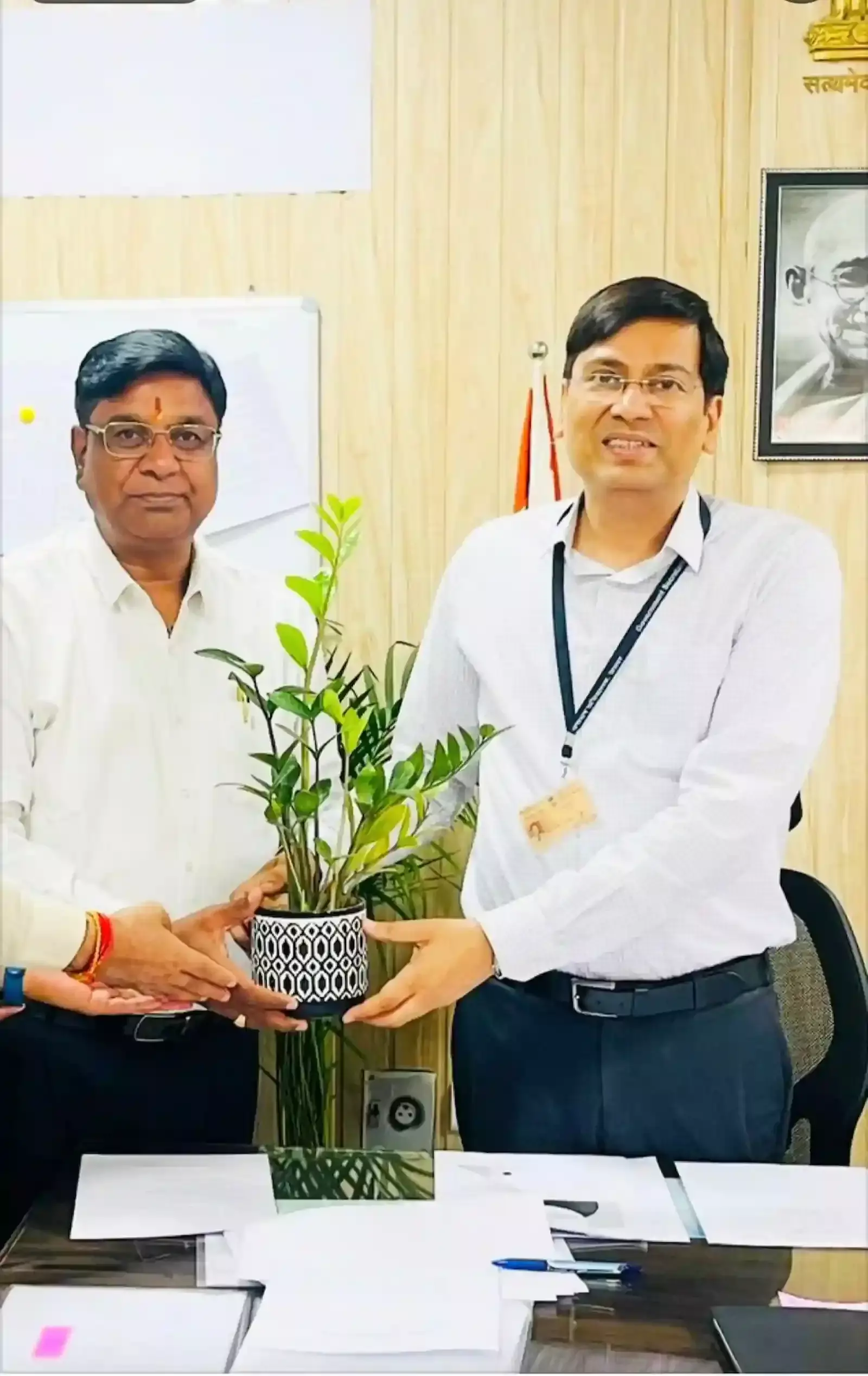 राजस्थान सहकारिता विभाग के कार्यालय में बायोमेट्रिक मशीन से उपस्थिति दर्ज करते कार्मिक और प्रशासनिक व्यवस्था। राजस्थान सहकारिता विभाग के कार्यालय में बायोमेट्रिक मशीन से उपस्थिति दर्ज करते कार्मिक और प्रशासनिक व्यवस्था।