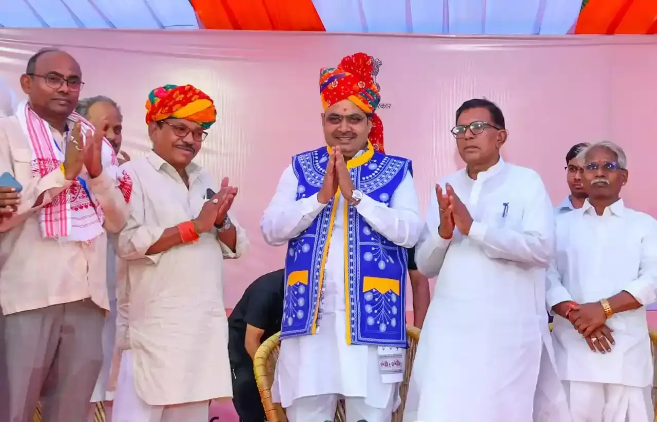 मुख्यमंत्री भजनलाल शर्मा बांसवाड़ा के चुड़ादा गांव में महिलाओं के साथ ग्राम विकास चौपाल में संवाद करते हुए। मुख्यमंत्री भजनलाल शर्मा बांसवाड़ा के चुड़ादा गांव में महिलाओं के साथ ग्राम विकास चौपाल में संवाद करते हुए।