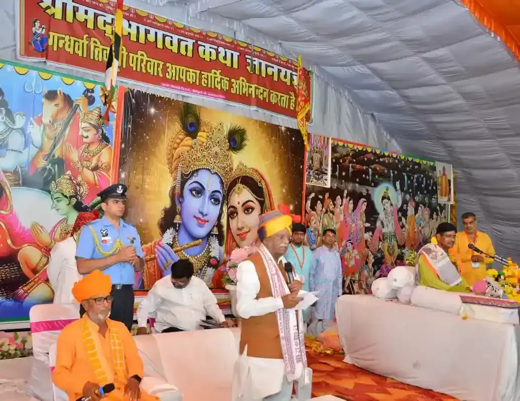 राज्यपाल श्री हरिभाऊ बागडे बांदीकुई के आभानेरी में स्थित चांद बावड़ी का निरीक्षण करते हुए। राज्यपाल श्री हरिभाऊ बागडे बांदीकुई के आभानेरी में स्थित चांद बावड़ी का निरीक्षण करते हुए।