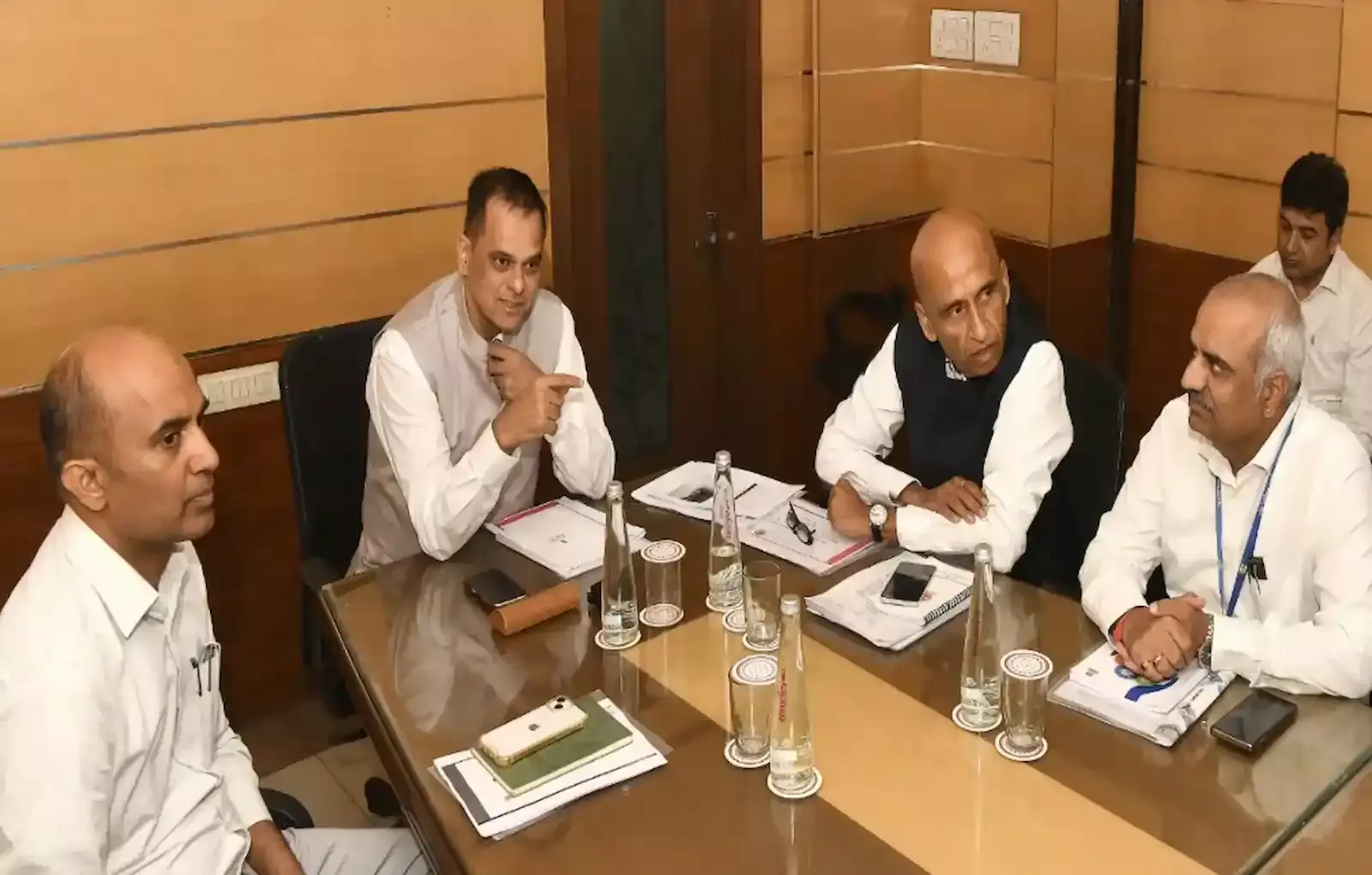 मुख्य सचिव वी. श्रीनिवास तेल कंपनियों के साथ राजस्थान में ईंधन स्टॉक की समीक्षा कर रहे हैं। मुख्य सचिव वी. श्रीनिवास तेल कंपनियों के साथ राजस्थान में ईंधन स्टॉक की समीक्षा कर रहे हैं।