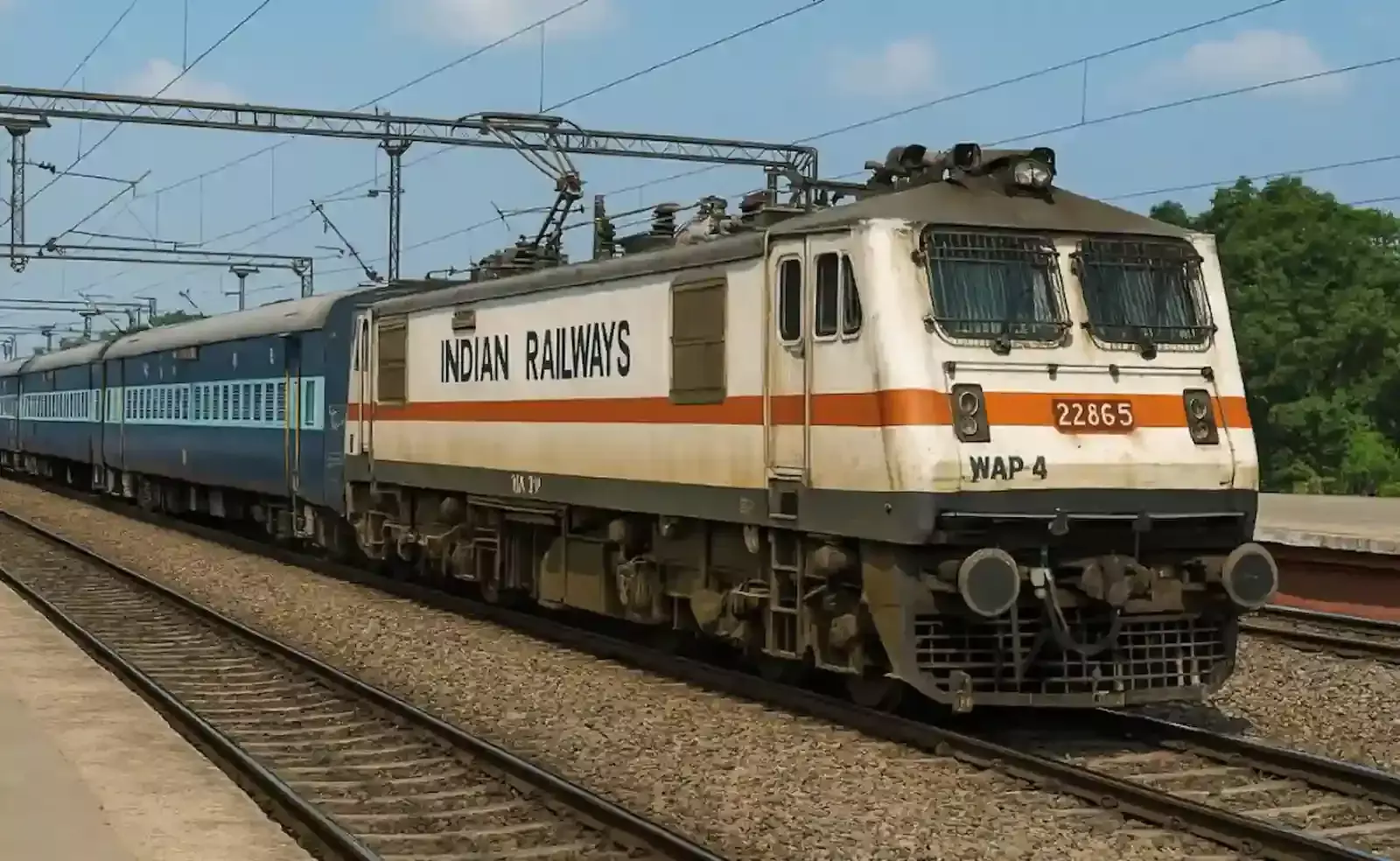 भुज से दिल्ली के बीच चलने वाली नई एक्सप्रेस रेल सेवा का परिचालन स्टेशन परिसर में। भुज से दिल्ली के बीच चलने वाली नई एक्सप्रेस रेल सेवा का परिचालन स्टेशन परिसर में।