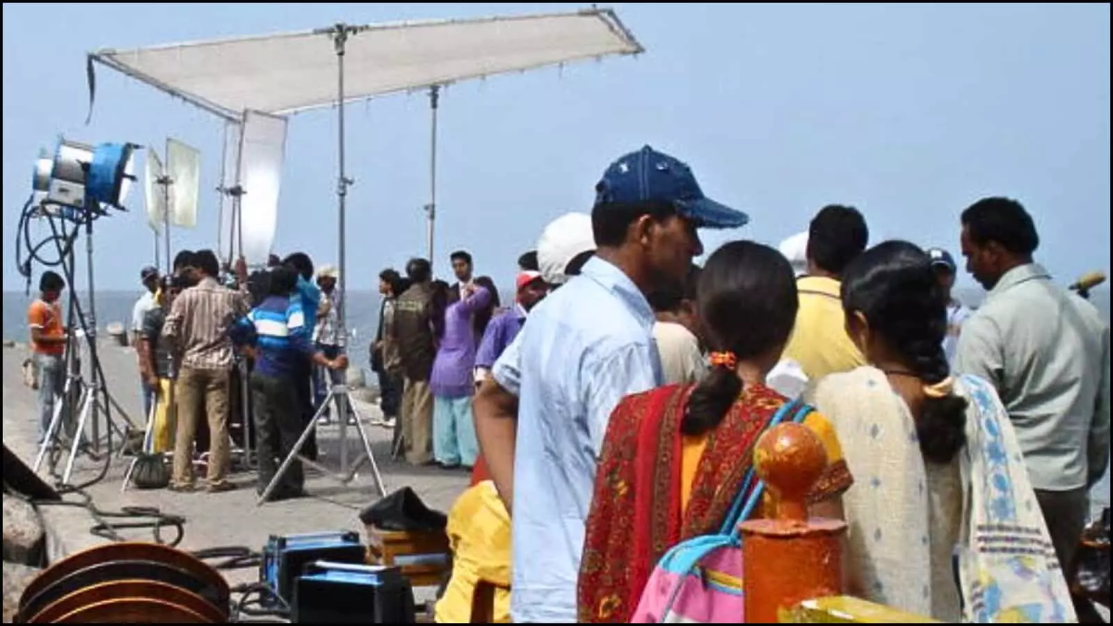 आउटडोर फिल्म सेट पर शूटिंग उपकरणों के साथ काम करते हुए तकनीकी क्रू सदस्य मुंबई में बॉलीवुड मंदी के संदर्भ में। आउटडोर फिल्म सेट पर शूटिंग उपकरणों के साथ काम करते हुए तकनीकी क्रू सदस्य मुंबई में बॉलीवुड मंदी के संदर्भ में।