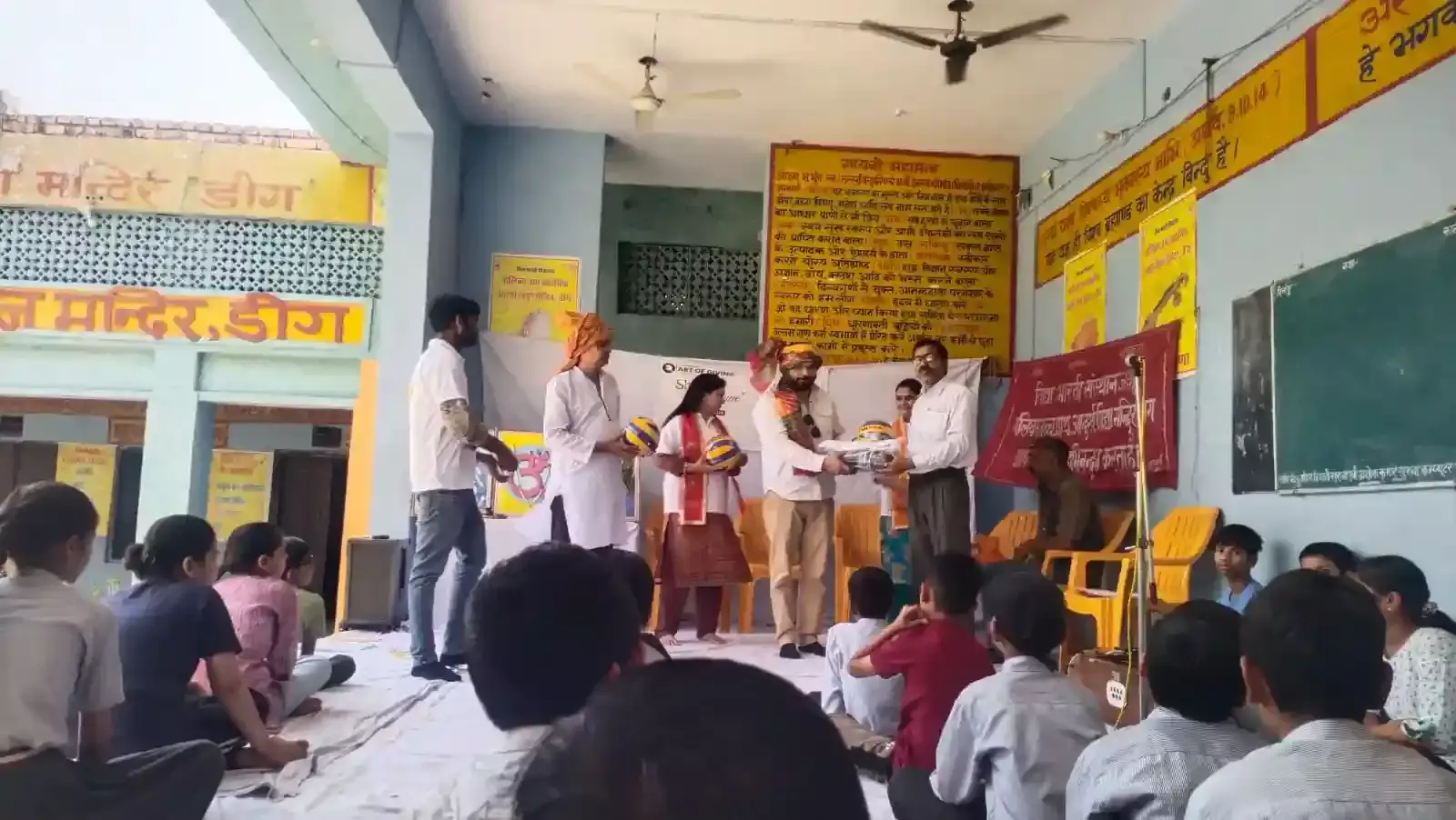 डीग के विद्यालय में ओड़िशा के कलिंगा इंस्टिट्यूट द्वारा खेल सामग्री वितरण समारोह आयोजित किया गया। डीग के विद्यालय में ओड़िशा के कलिंगा इंस्टिट्यूट द्वारा खेल सामग्री वितरण समारोह आयोजित किया गया।