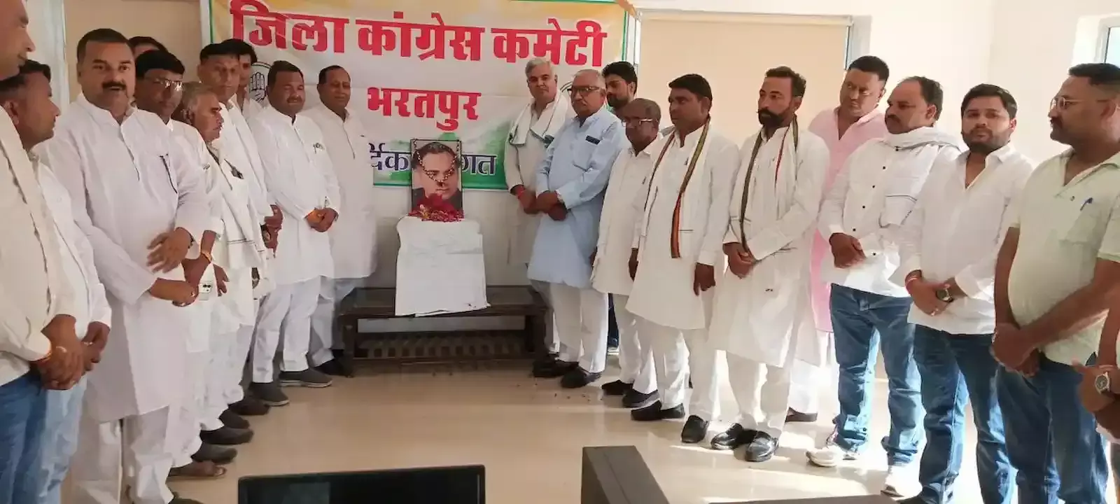 डीग में नीट पेपर लीक के खिलाफ जयपुर कूच करते हुए कांग्रेस के स्थानीय पदाधिकारी और कार्यकर्ता। डीग में नीट पेपर लीक के खिलाफ जयपुर कूच करते हुए कांग्रेस के स्थानीय पदाधिकारी और कार्यकर्ता।
