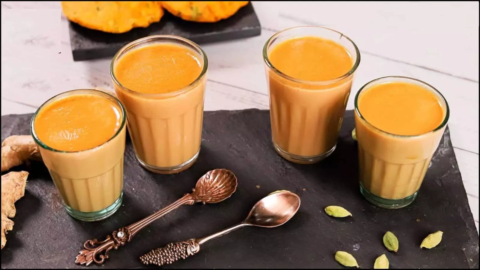 काली पृष्ठभूमि पर कांच के गिलासों में रखी मसाला चाय जो भारतीय चाय उद्योग और बागानों के सांस्कृतिक महत्व को दर्शाती है। काली पृष्ठभूमि पर कांच के गिलासों में रखी मसाला चाय जो भारतीय चाय उद्योग और बागानों के सांस्कृतिक महत्व को दर्शाती है।