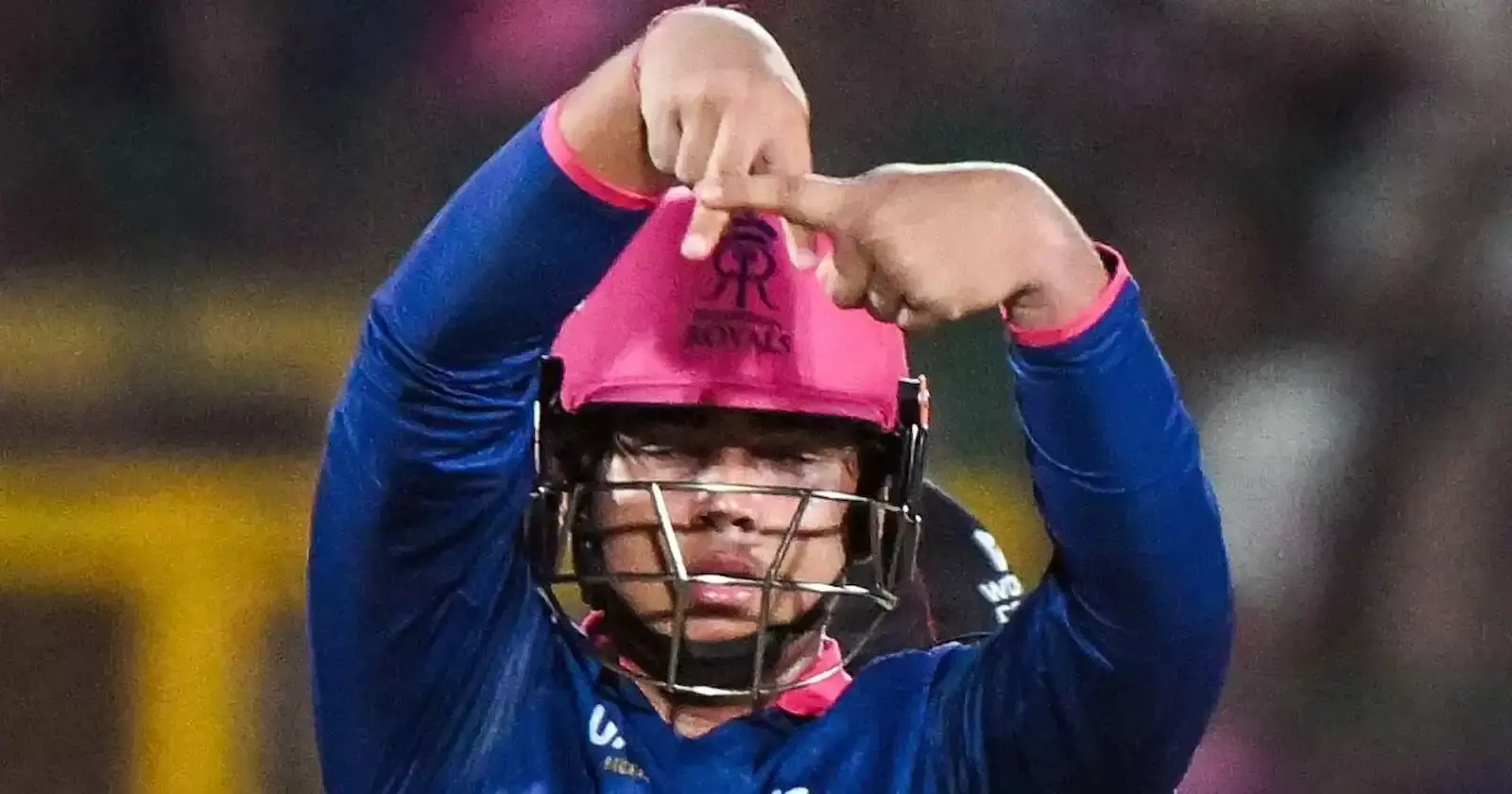 राजस्थान रॉयल्स के बल्लेबाज वैभव सूर्यवंशी अर्धशतक पूरा करने के बाद मैदान पर इशारा करते हुए। राजस्थान रॉयल्स के बल्लेबाज वैभव सूर्यवंशी अर्धशतक पूरा करने के बाद मैदान पर इशारा करते हुए।