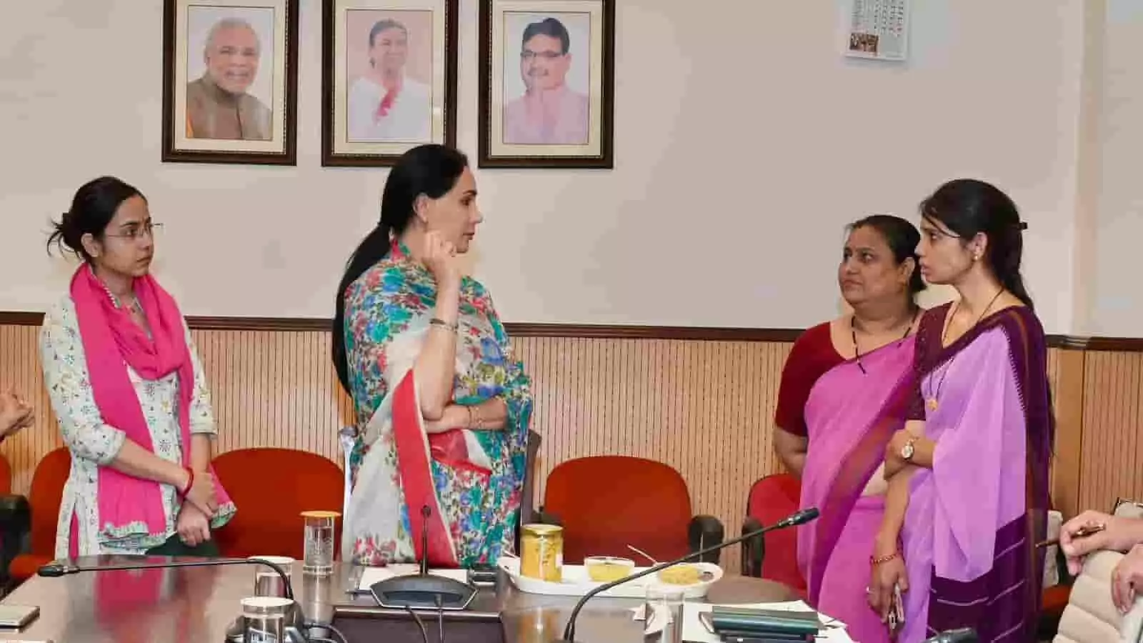 सचिवालय में बैठक के दौरान अधिकारियों के साथ खाने की रेसिपी का स्वाद परीक्षण करतीं उपमुख्यमंत्री दिया कुमारी। सचिवालय में बैठक के दौरान अधिकारियों के साथ खाने की रेसिपी का स्वाद परीक्षण करतीं उपमुख्यमंत्री दिया कुमारी।