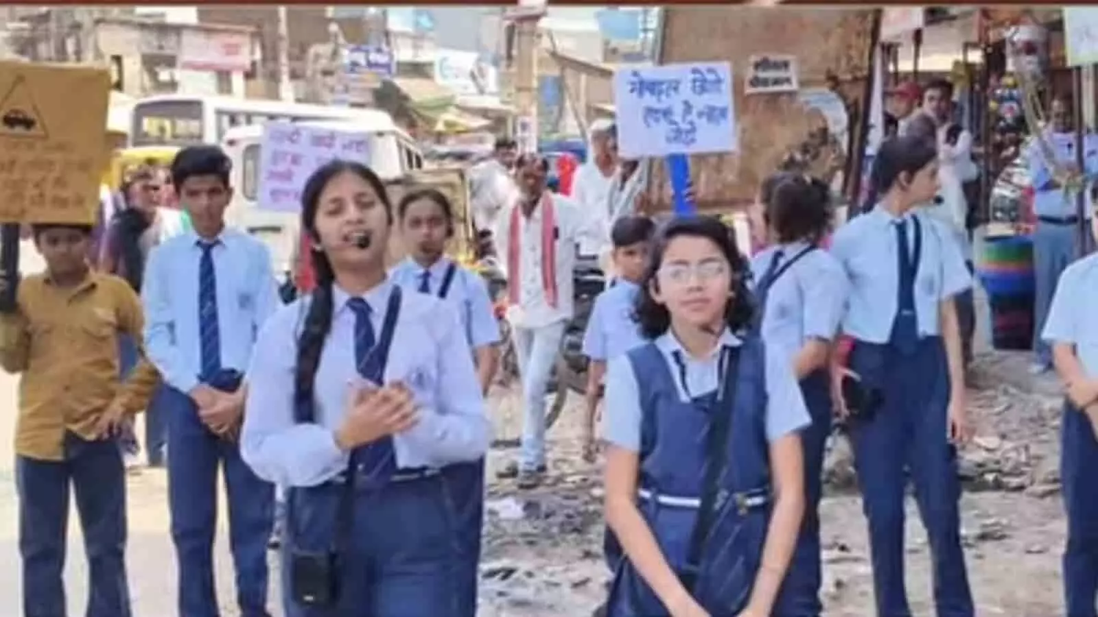 गंगापुर सिटी के उदेई मोड़ पर सड़क सुरक्षा जागरूकता अभियान के तहत नुक्कड़ नाटक करते स्कूली बच्चे। गंगापुर सिटी के उदेई मोड़ पर सड़क सुरक्षा जागरूकता अभियान के तहत नुक्कड़ नाटक करते स्कूली बच्चे।