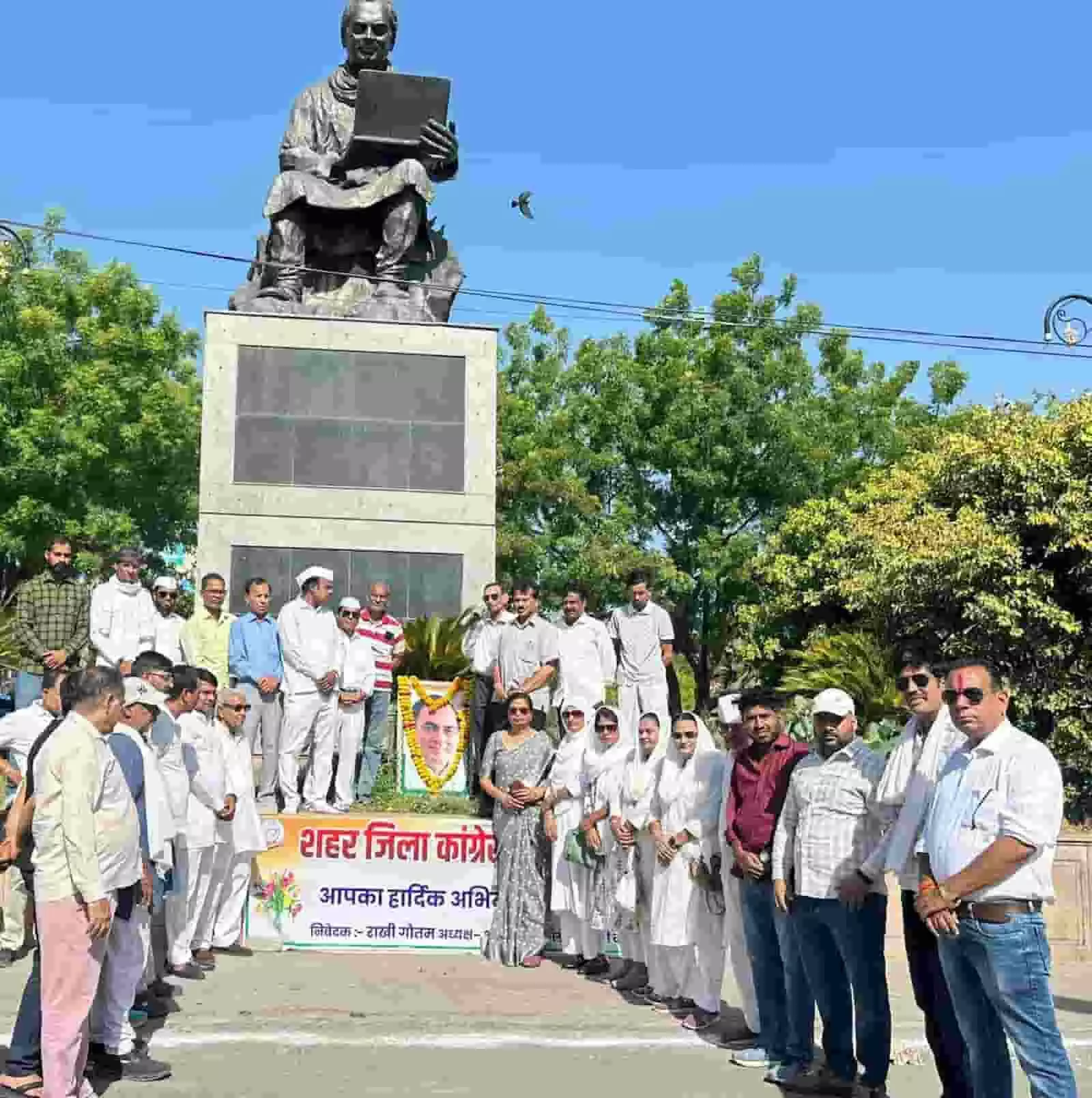 कोटा के आईएल चौराहे पर राजीव गांधी की प्रतिमा के सामने खड़े होकर श्रद्धांजलि देते कांग्रेस कार्यकर्ता। कोटा के आईएल चौराहे पर राजीव गांधी की प्रतिमा के सामने खड़े होकर श्रद्धांजलि देते कांग्रेस कार्यकर्ता।