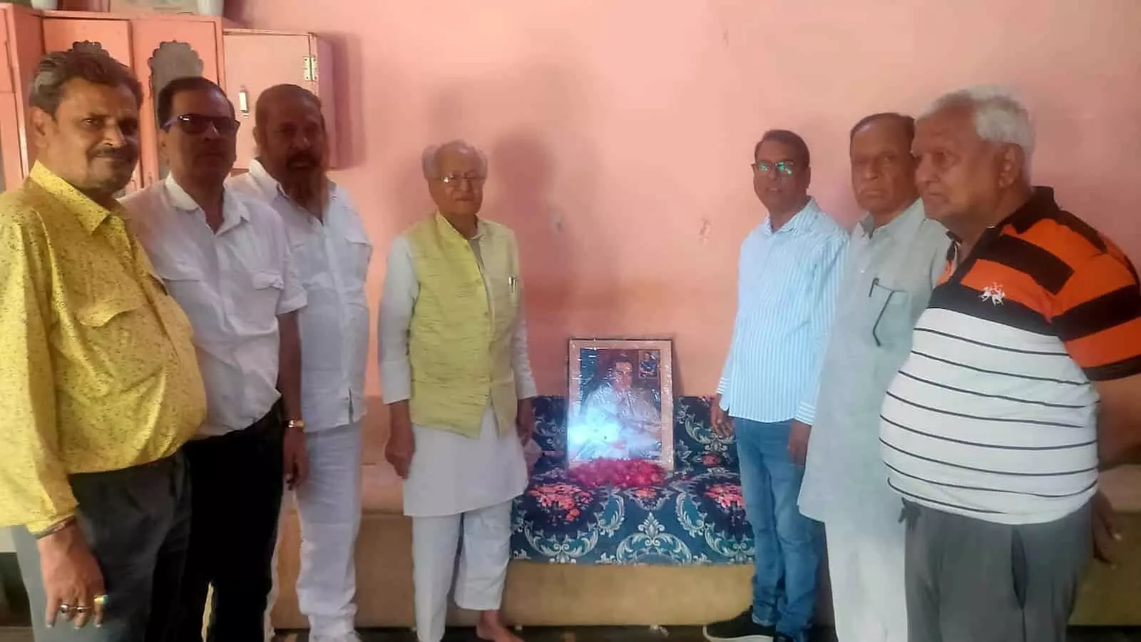 गजाधर मानसिंहका धर्मशाला में राजीव गांधी के तैलचित्र के पास खड़े कांग्रेस और बिग्रेड के पदाधिकारी। गजाधर मानसिंहका धर्मशाला में राजीव गांधी के तैलचित्र के पास खड़े कांग्रेस और बिग्रेड के पदाधिकारी।
