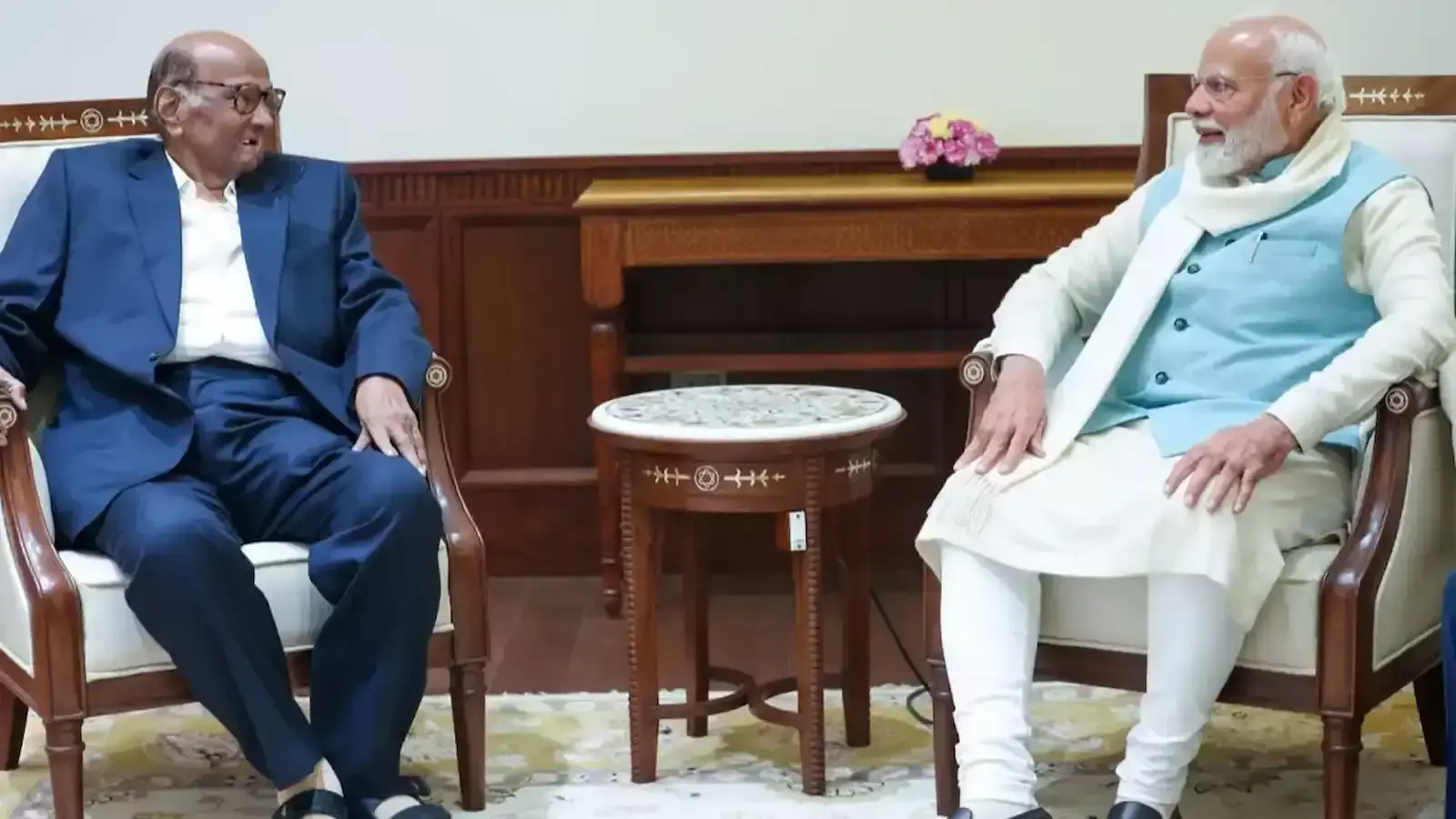 शरद पवार पुणे में प्रधानमंत्री मोदी की कार्यशैली की सराहना करते हुए नजर आ रहे हैं। शरद पवार पुणे में प्रधानमंत्री मोदी की कार्यशैली की सराहना करते हुए नजर आ रहे हैं।