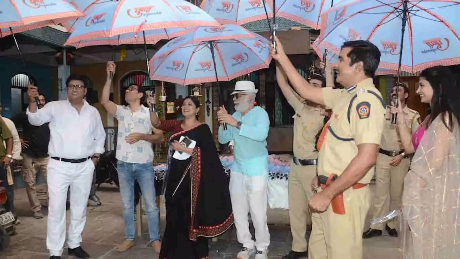 पुष्पा इम्पॉसिबल के सेट पर छाता पकड़े हुए निर्माता जेडी मजेठिया और सीरियल के कलाकार।