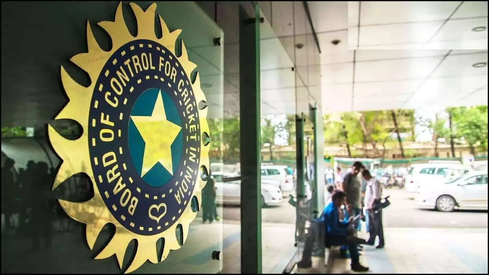 कांच के मुख्य द्वार पर लगा हुआ भारतीय क्रिकेट कंट्रोल बोर्ड यानी बीसीसीआई का आधिकारिक प्रतीक चिह्न। कांच के मुख्य द्वार पर लगा हुआ भारतीय क्रिकेट कंट्रोल बोर्ड यानी बीसीसीआई का आधिकारिक प्रतीक चिह्न।
