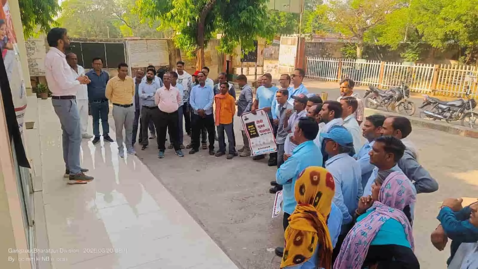 गंगापुर सिटी के रेल चिकित्सालय में टीबी जागरूकता कार्यक्रम के दौरान बोलते डॉक्टर और सुनते कर्मचारी। गंगापुर सिटी के रेल चिकित्सालय में टीबी जागरूकता कार्यक्रम के दौरान बोलते डॉक्टर और सुनते कर्मचारी।