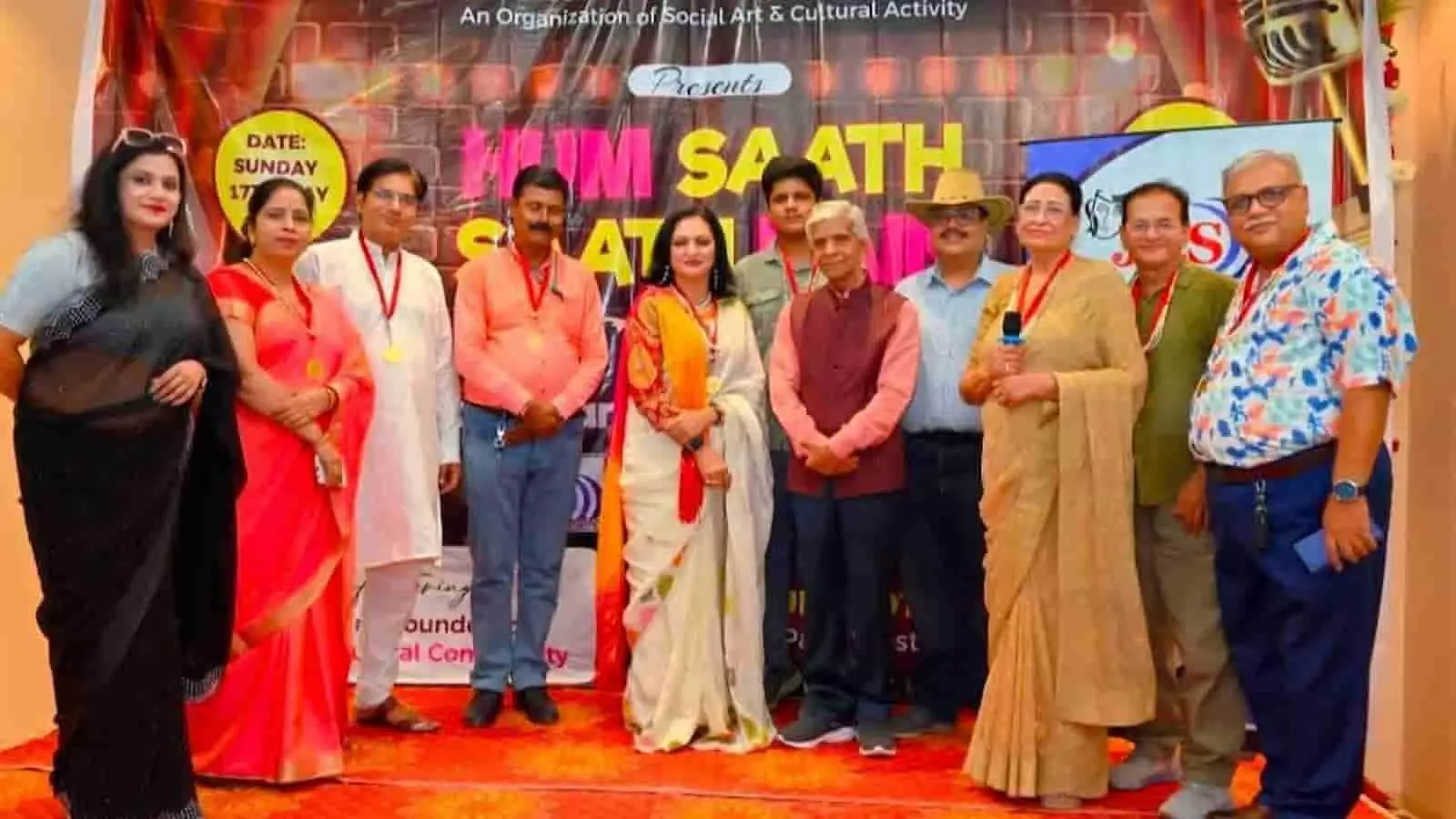 जयपुर में आयोजित संगीत संध्या के मंच पर एक साथ खड़े जयपुर कल्चरल सोसाइटी के पदाधिकारी और अतिथि कलाकार। जयपुर में आयोजित संगीत संध्या के मंच पर एक साथ खड़े जयपुर कल्चरल सोसाइटी के पदाधिकारी और अतिथि कलाकार।