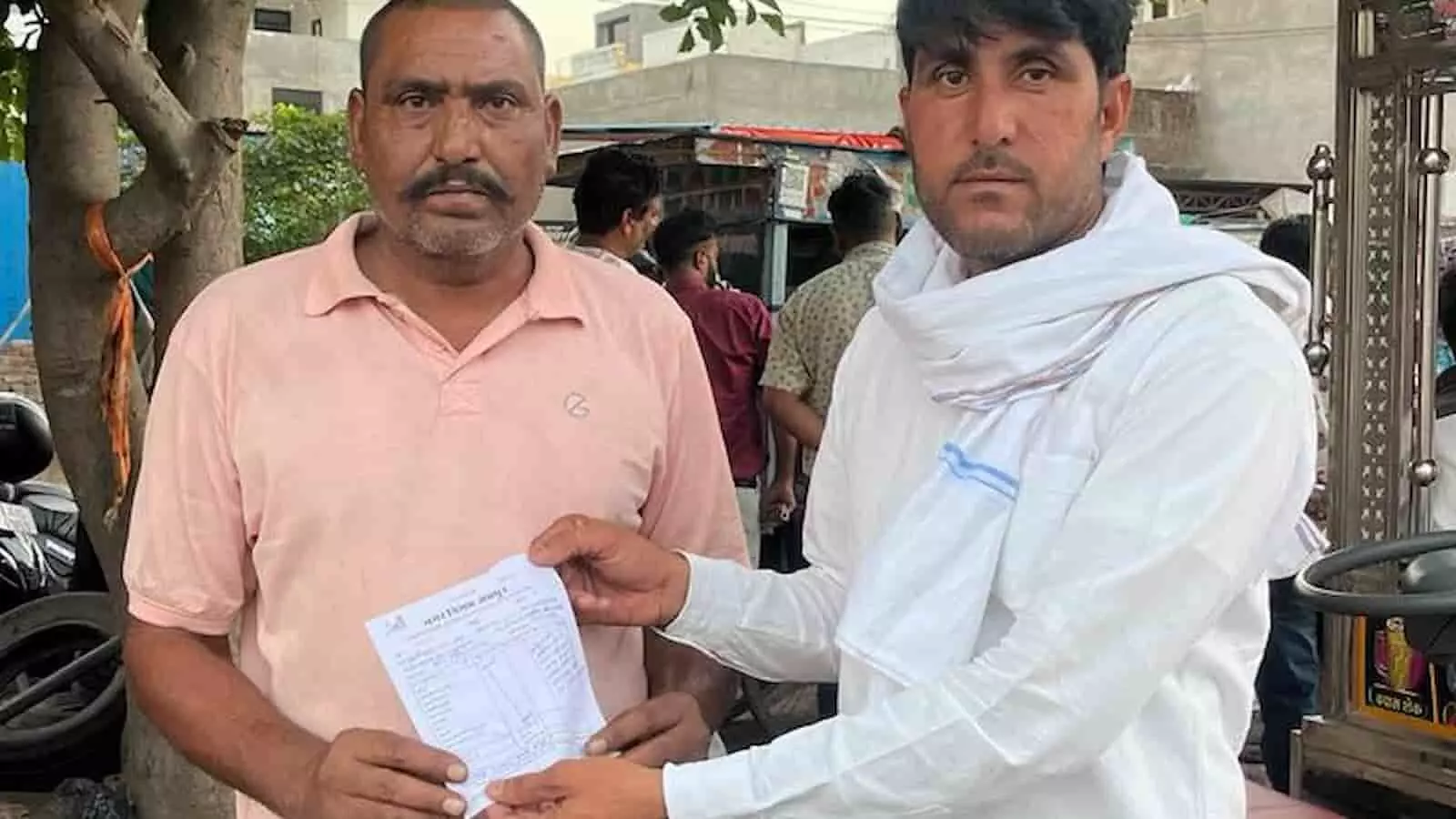 जयपुर के माछेडा में स्वच्छता नियमों के उल्लंघन पर नगर निगम कर्मचारी द्वारा दोषी व्यक्ति का चालान काटते हुए चित्र। जयपुर के माछेडा में स्वच्छता नियमों के उल्लंघन पर नगर निगम कर्मचारी द्वारा दोषी व्यक्ति का चालान काटते हुए चित्र।
