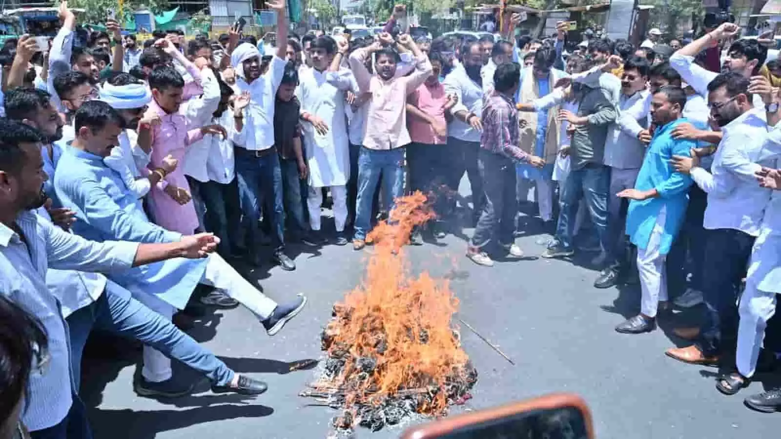 जयपुर में सड़क पर आग के घेरे के पास नारेबाजी कर प्रदर्शन करते भाजपा कार्यकर्ता। जयपुर में सड़क पर आग के घेरे के पास नारेबाजी कर प्रदर्शन करते भाजपा कार्यकर्ता।