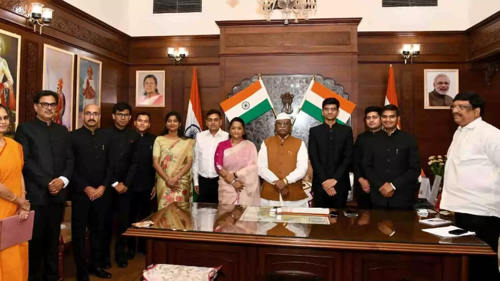 लोक भवन के बैठक कक्ष में राज्यपाल हरिभाऊ बागडे के साथ भारतीय प्रशासनिक सेवा के प्रशिक्षु अधिकारी शिष्टाचार भेंट के दौरान ग्रुप फोटो खिंचवाते हुए। लोक भवन के बैठक कक्ष में राज्यपाल हरिभाऊ बागडे के साथ भारतीय प्रशासनिक सेवा के प्रशिक्षु अधिकारी शिष्टाचार भेंट के दौरान ग्रुप फोटो खिंचवाते हुए।