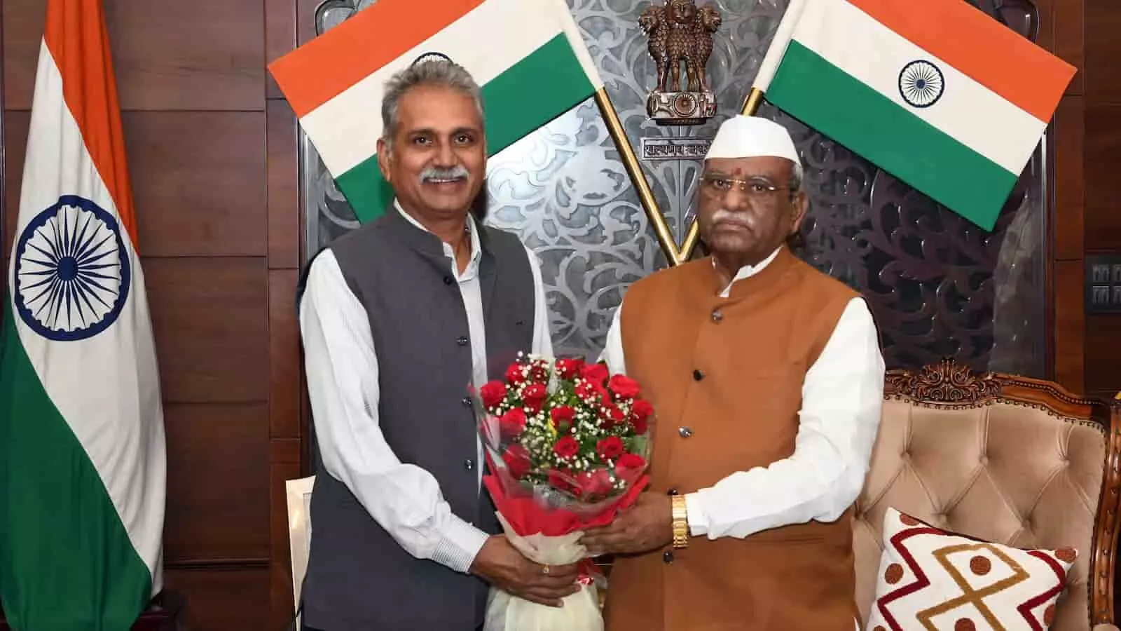 लोकभवन में राज्यपाल हरिभाऊ बागडे से मुलाकात करते बृज विश्वविद्यालय के नवनियुक्त कुलगुरु मदन सिंह राठौड। लोकभवन में राज्यपाल हरिभाऊ बागडे से मुलाकात करते बृज विश्वविद्यालय के नवनियुक्त कुलगुरु मदन सिंह राठौड।