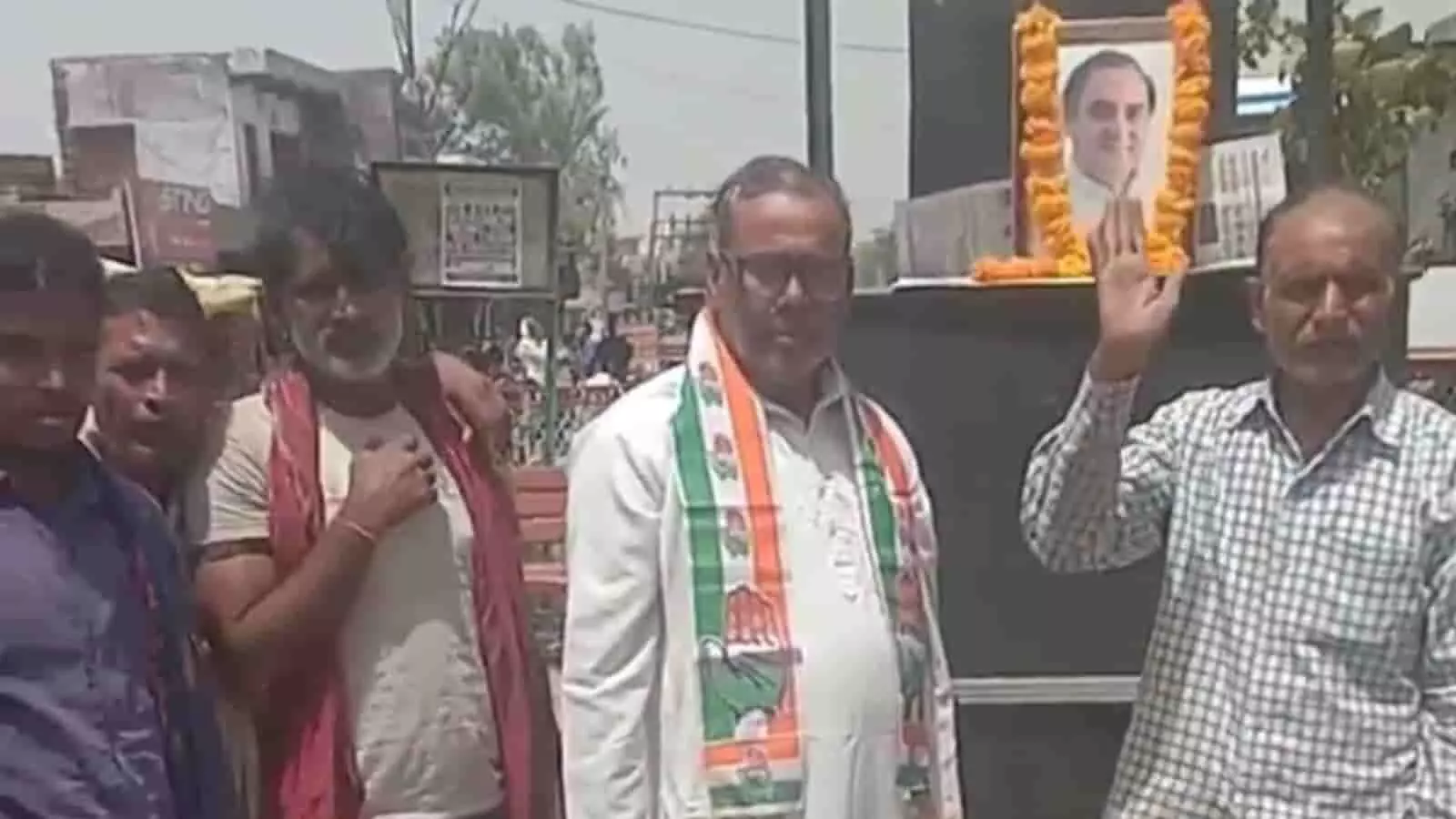 नगर में पूर्व प्रधानमंत्री राजीव गांधी के चित्र के सामने खड़े होकर श्रद्धांजलि देते कांग्रेस कार्यकर्ता। नगर में पूर्व प्रधानमंत्री राजीव गांधी के चित्र के सामने खड़े होकर श्रद्धांजलि देते कांग्रेस कार्यकर्ता।