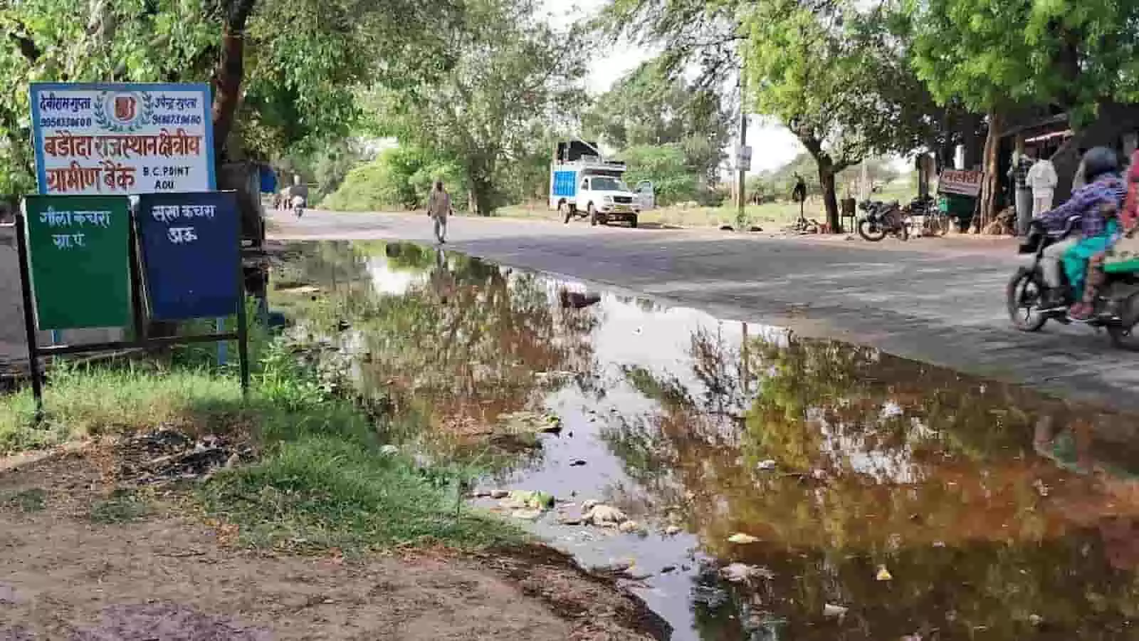 डीग-भरतपुर मार्ग पर अऊ गाँव के पास सड़क किनारे जमा गंदा पानी और कीचड़ डीग-भरतपुर मार्ग पर अऊ गाँव के पास सड़क किनारे जमा गंदा पानी और कीचड़