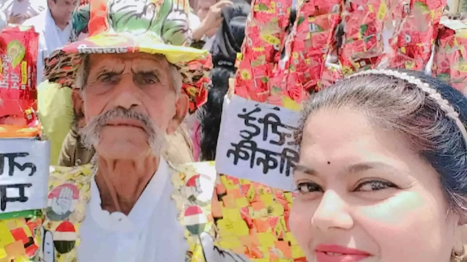 नीट पेपर लीक के विरोध प्रदर्शन में कांग्रेस कार्यकर्ताओं के साथ खड़ीं एडवोकेट श्वेता यादव। नीट पेपर लीक के विरोध प्रदर्शन में कांग्रेस कार्यकर्ताओं के साथ खड़ीं एडवोकेट श्वेता यादव।