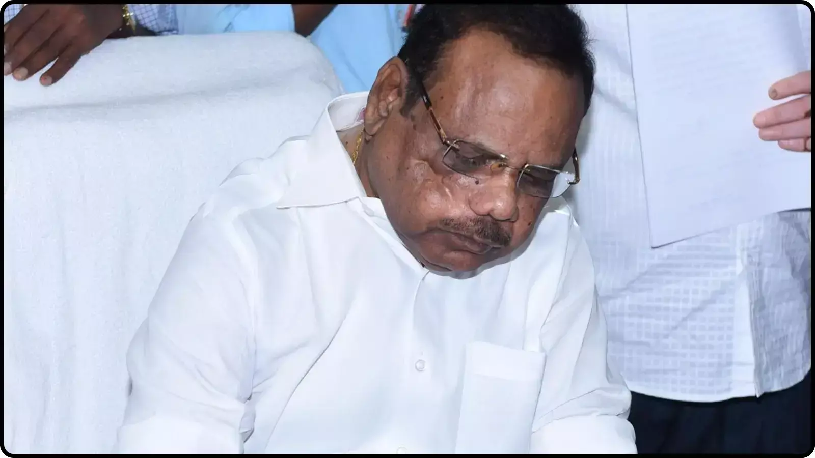 सफेद कमीज और चश्मा पहने नीचे देखते हुए बैठे पूर्व अध्यक्ष पी धनपाल। सफेद कमीज और चश्मा पहने नीचे देखते हुए बैठे पूर्व अध्यक्ष पी धनपाल।