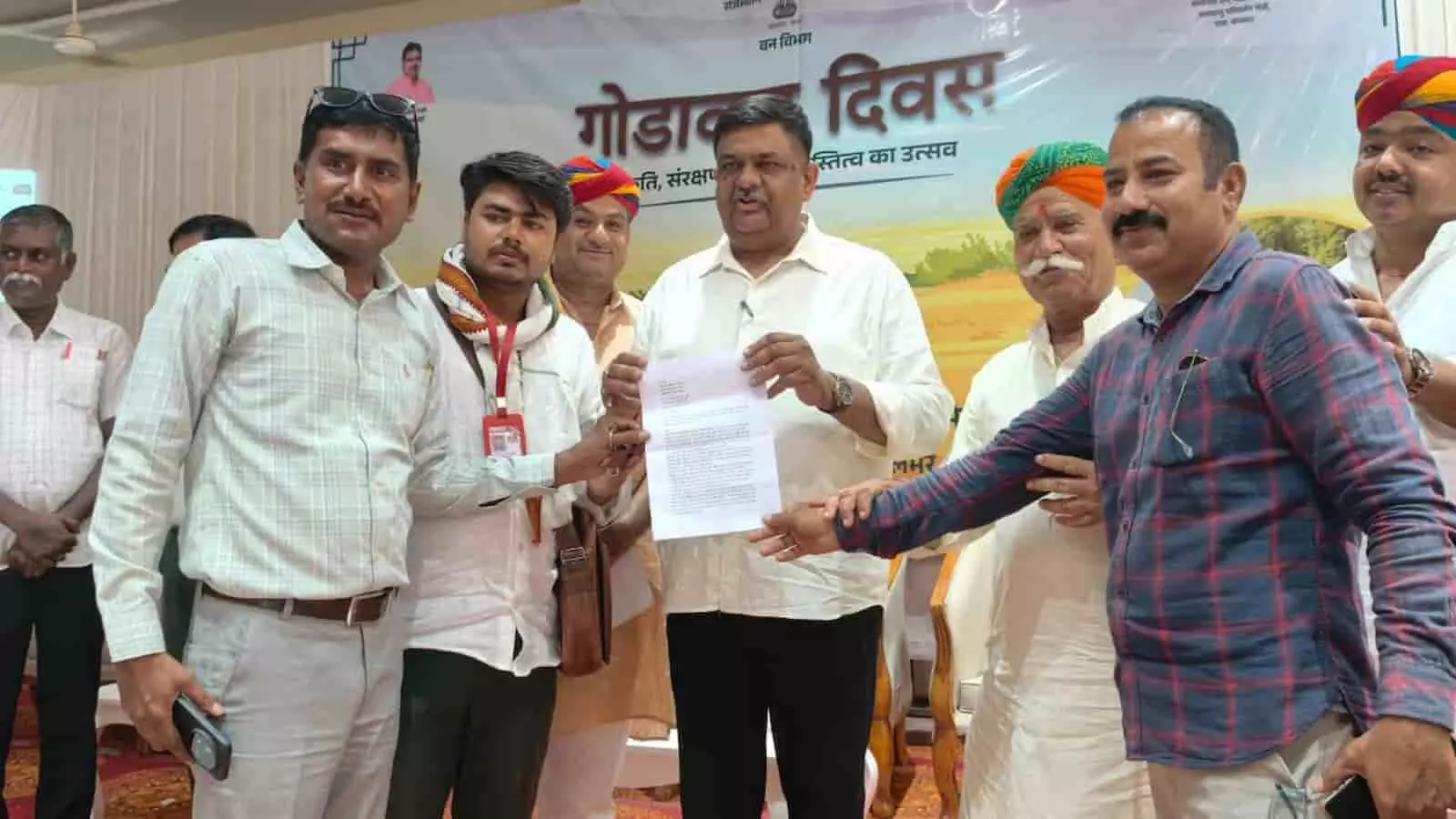 गोडावण दिवस कार्यक्रम में राजस्थान के मंत्री संजय शर्मा को ज्ञापन सौंपते आईएफडब्ल्यूजे कार्यकर्ता। गोडावण दिवस कार्यक्रम में राजस्थान के मंत्री संजय शर्मा को ज्ञापन सौंपते आईएफडब्ल्यूजे कार्यकर्ता।
