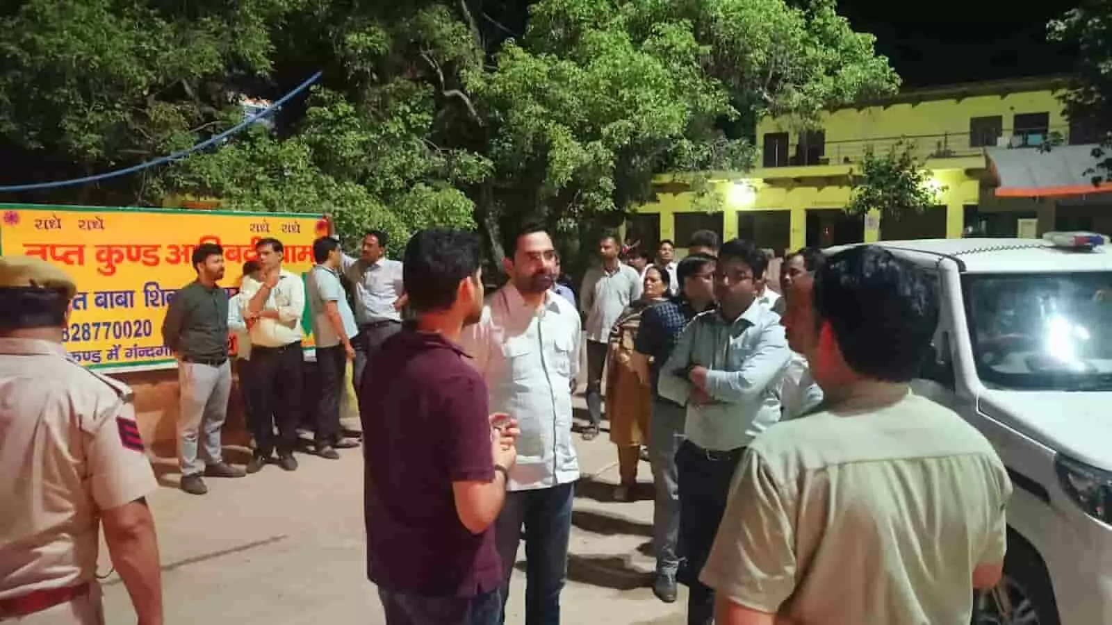आदिबद्री धाम में अधिकारियों और पुलिसकर्मियों के साथ बातचीत करते जिला कलेक्टर मयंक मनीष और कमर उल जमान चौधरी। आदिबद्री धाम में अधिकारियों और पुलिसकर्मियों के साथ बातचीत करते जिला कलेक्टर मयंक मनीष और कमर उल जमान चौधरी।