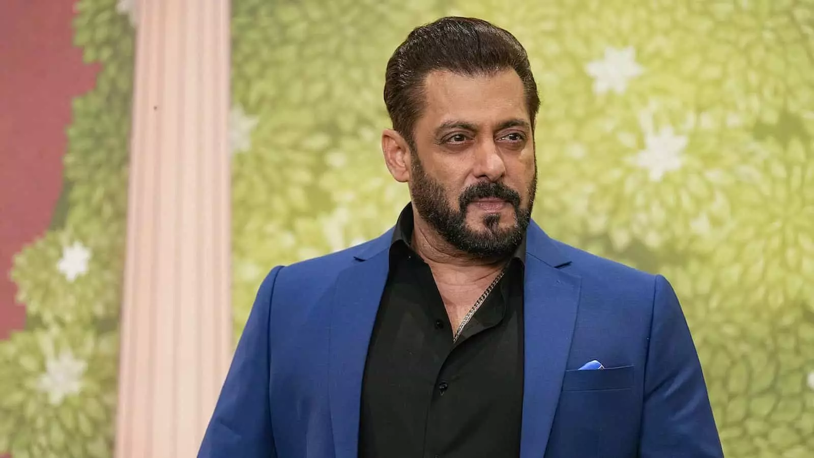 इमेज ऑल्ट टेक्स्ट: सलमान खान मुंबई में आयोजित एक फिल्म कार्यक्रम के दौरान मीडिया से बातचीत करते हुए।
