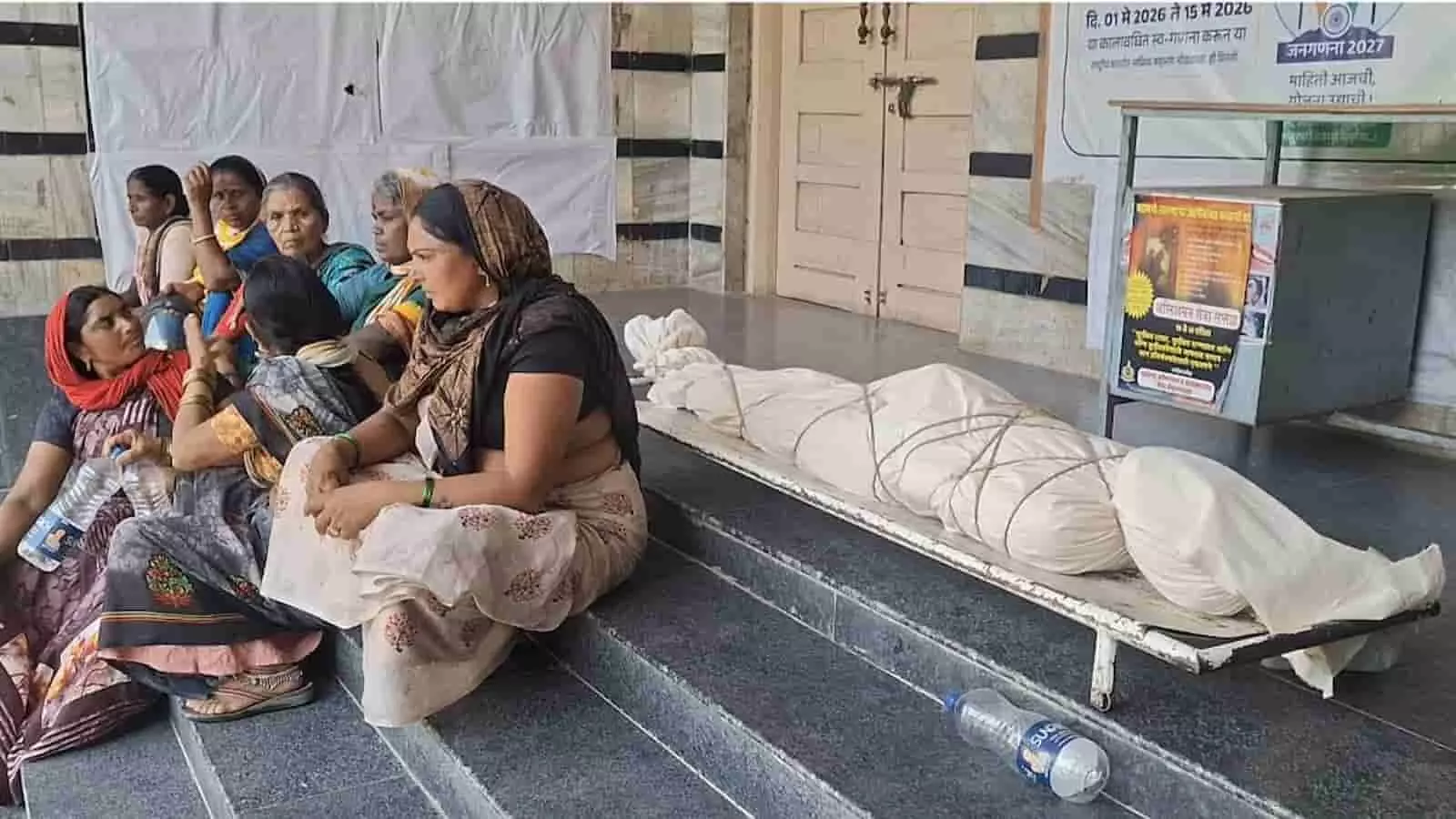 लातूर महानगरपालिका कार्यालय की सीढ़ियों पर प्रदर्शन के लिए रखा गया शव और बैठी महिलाएं। लातूर महानगरपालिका कार्यालय की सीढ़ियों पर प्रदर्शन के लिए रखा गया शव और बैठी महिलाएं।