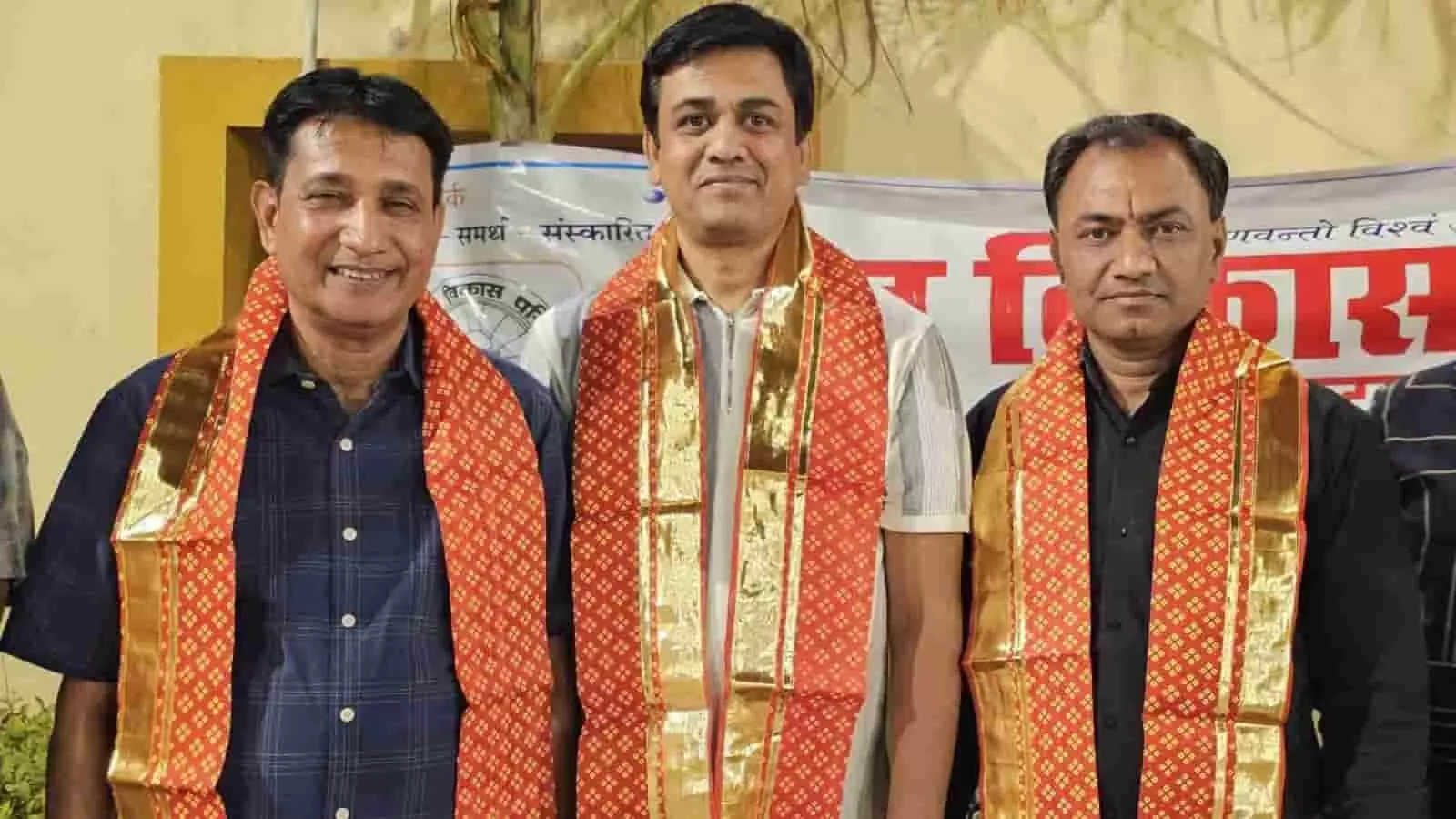 झालरापाटन में भारत विकास परिषद की बैठक में नवनियुक्त पदाधिकारी सुरेंद्र डांगी, विपिन धूपिया और मुकेश अग्रवाल गले में दुपट्टा पहने खड़े हैं। झालरापाटन में भारत विकास परिषद की बैठक में नवनियुक्त पदाधिकारी सुरेंद्र डांगी, विपिन धूपिया और मुकेश अग्रवाल गले में दुपट्टा पहने खड़े हैं।