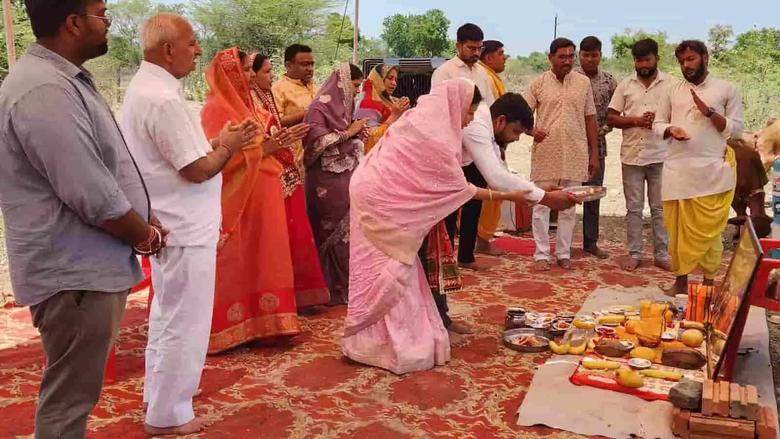 सनवाड़ रीको औद्योगिक क्षेत्र में गौ चिकित्सालय निर्माण के लिए भूमि पूजन करते लोग। सनवाड़ रीको औद्योगिक क्षेत्र में गौ चिकित्सालय निर्माण के लिए भूमि पूजन करते लोग।