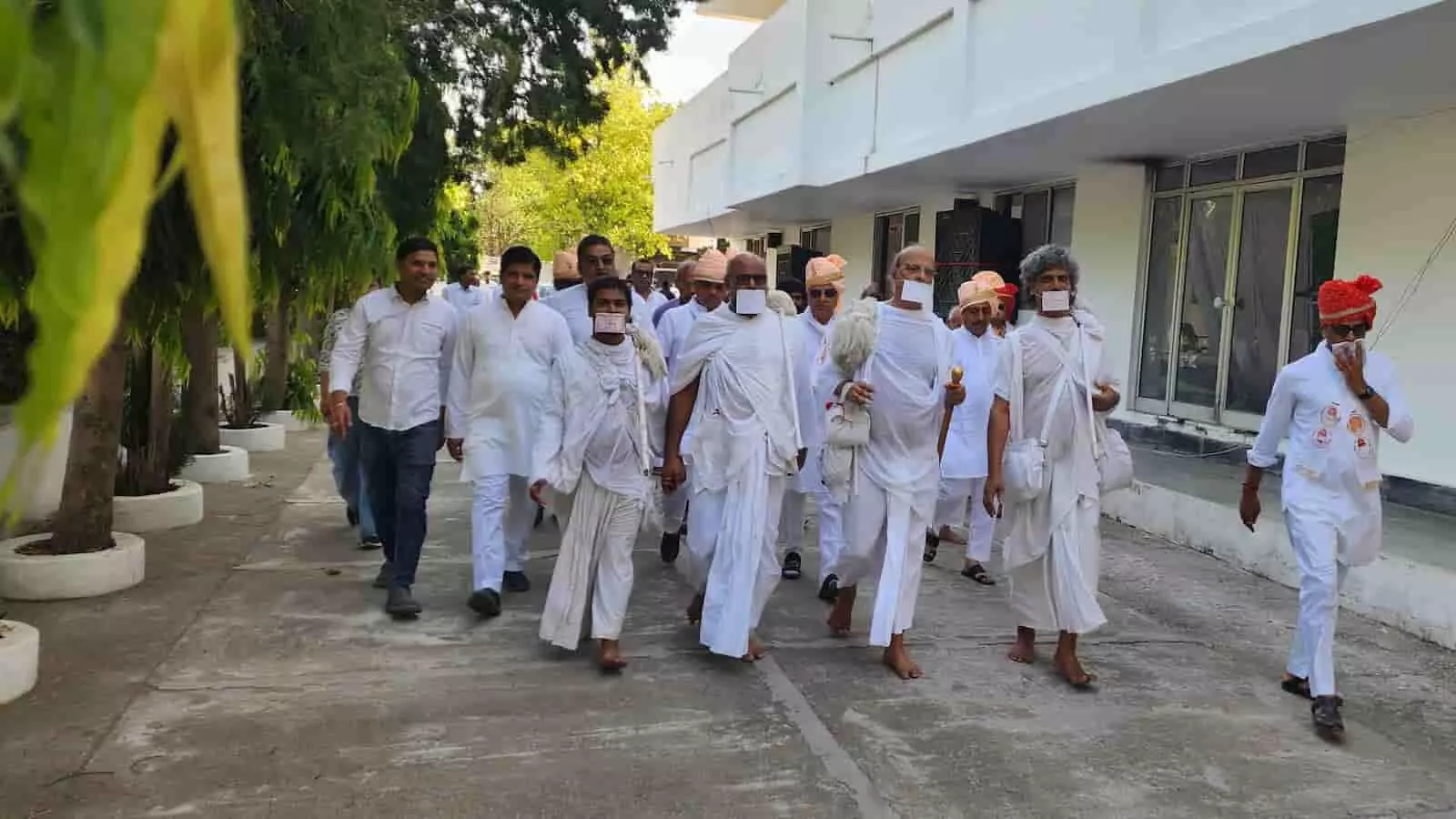 फतहनगर पावनधाम में जैन संतों की शोभायात्रा और मंगल प्रवेश के दौरान पैदल चलते युवाचार्य महेंद्र ऋषि और श्रद्धालु। फतहनगर पावनधाम में जैन संतों की शोभायात्रा और मंगल प्रवेश के दौरान पैदल चलते युवाचार्य महेंद्र ऋषि और श्रद्धालु।