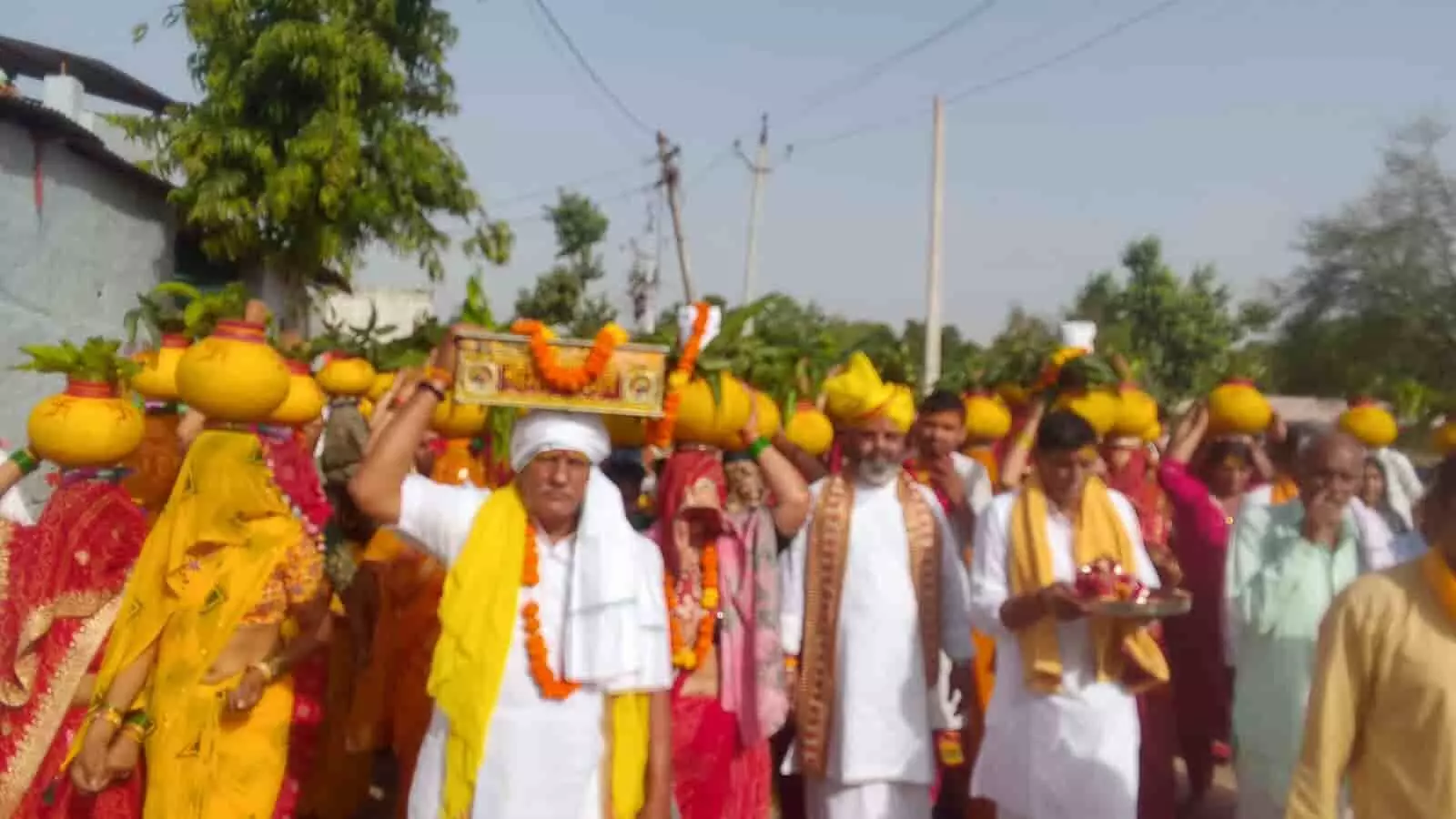 भरतपुर के पथैना गांव में सिर पर कलश रखे महिलाएं और पुरुष भागवत कथा की धार्मिक यात्रा में शामिल हैं। भरतपुर के पथैना गांव में सिर पर कलश रखे महिलाएं और पुरुष भागवत कथा की धार्मिक यात्रा में शामिल हैं।