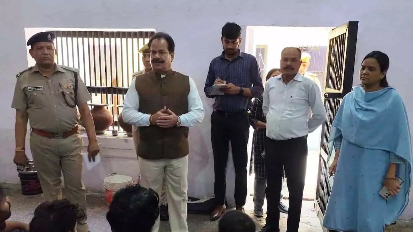 जिला एवं सेशन न्यायाधीश देवेन्द्र दीक्षित सवाई माधोपुर जेल का निरीक्षण कर रहे हैं। जिला एवं सेशन न्यायाधीश देवेन्द्र दीक्षित सवाई माधोपुर जेल का निरीक्षण कर रहे हैं।
