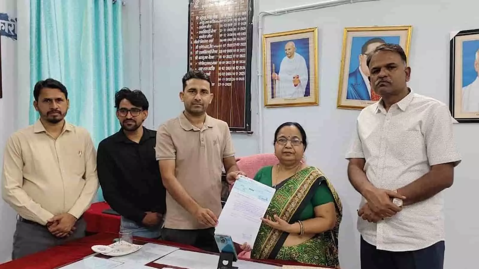 प्रधानाध्यापक एवं अधिकारी विद्यालय विकास हेतु जनसहयोग से प्राप्त चेक स्वीकार कर रहे हैं। प्रधानाध्यापक एवं अधिकारी विद्यालय विकास हेतु जनसहयोग से प्राप्त चेक स्वीकार कर रहे हैं।