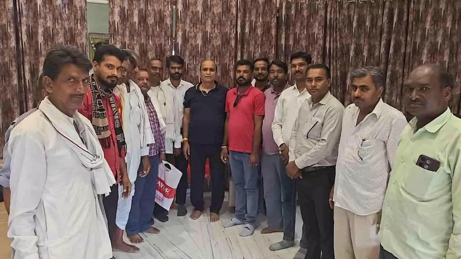 भीलवाड़ा में माण्डलगढ़ विधायक गोपाल खण्डेलवाल के साथ खड़े ऐरवाल रैदास समाज गुरु रविदास मंदिर निर्माण समिति के पदाधिकारी। भीलवाड़ा में माण्डलगढ़ विधायक गोपाल खण्डेलवाल के साथ खड़े ऐरवाल रैदास समाज गुरु रविदास मंदिर निर्माण समिति के पदाधिकारी।