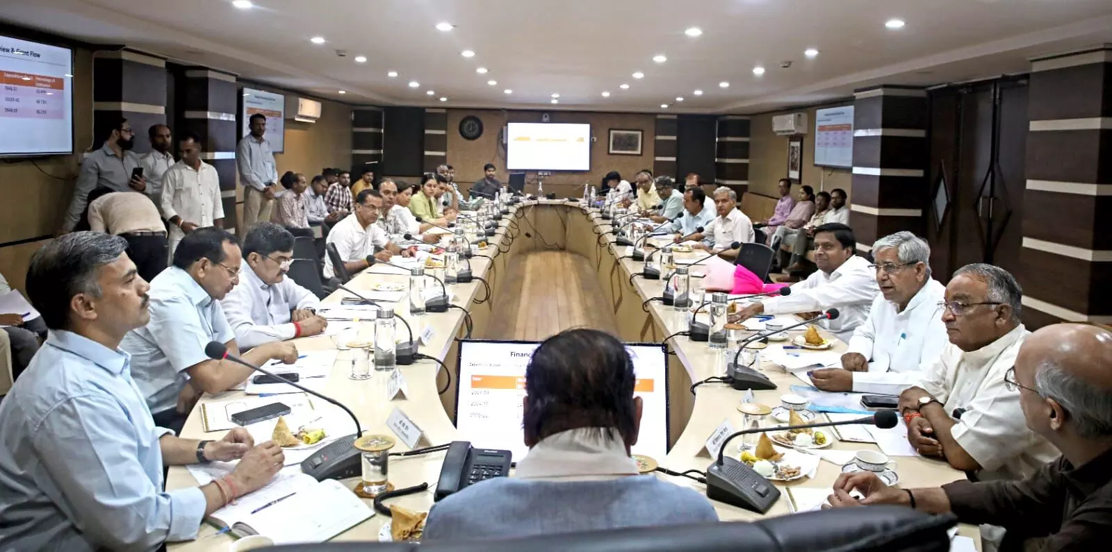 विधानसभा भवन में प्राक्कलन समिति की बैठक के दौरान चर्चा करते सभापति संदीप शर्मा और विधायक। विधानसभा भवन में प्राक्कलन समिति की बैठक के दौरान चर्चा करते सभापति संदीप शर्मा और विधायक।