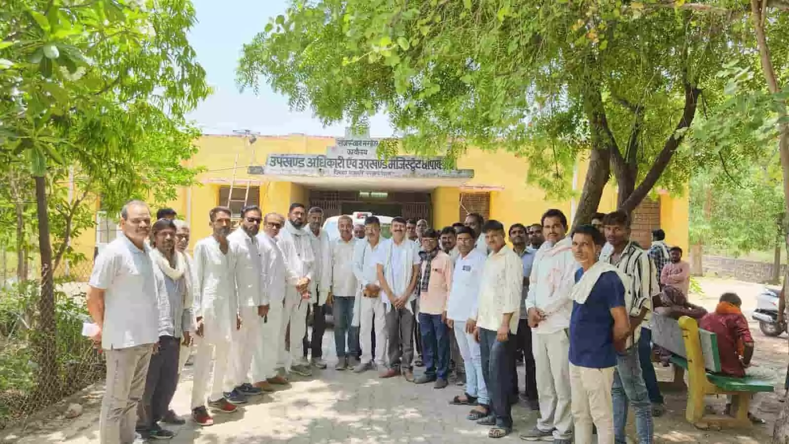 छीपाबड़ौद उपखंड कार्यालय के बाहर खड़े होकर प्रदर्शन करते हुए ब्लॉक कांग्रेस कमेटी के कार्यकर्ता और पदाधिकारी। छीपाबड़ौद उपखंड कार्यालय के बाहर खड़े होकर प्रदर्शन करते हुए ब्लॉक कांग्रेस कमेटी के कार्यकर्ता और पदाधिकारी।