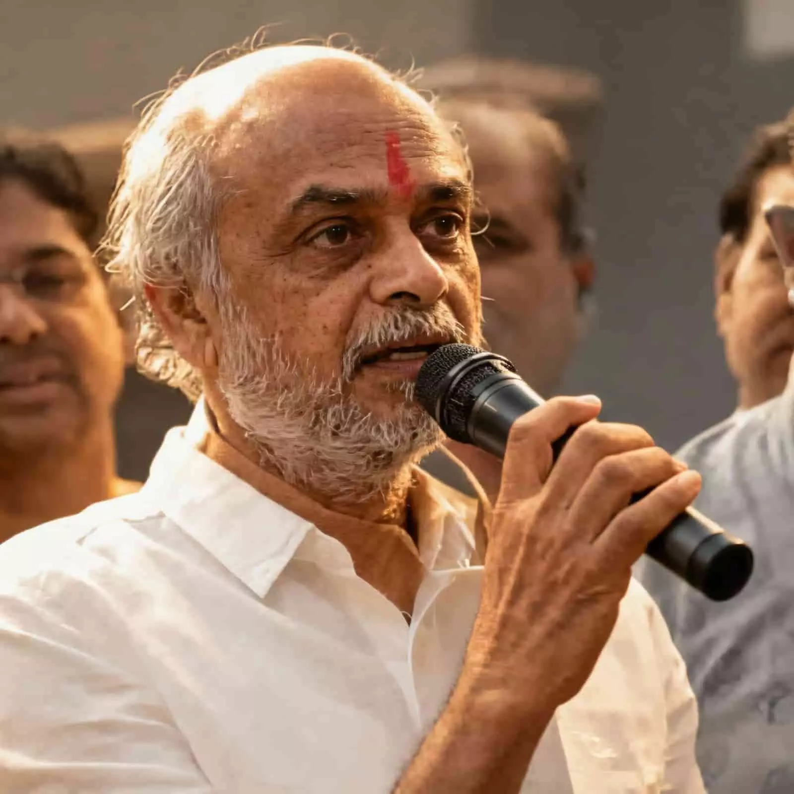 भीलवाड़ा विधायक अशोक कुमार कोठारी हाथ में माइक थामे हुए जनता को संबोधित करते हुए भीलवाड़ा विधायक अशोक कुमार कोठारी हाथ में माइक थामे हुए जनता को संबोधित करते हुए