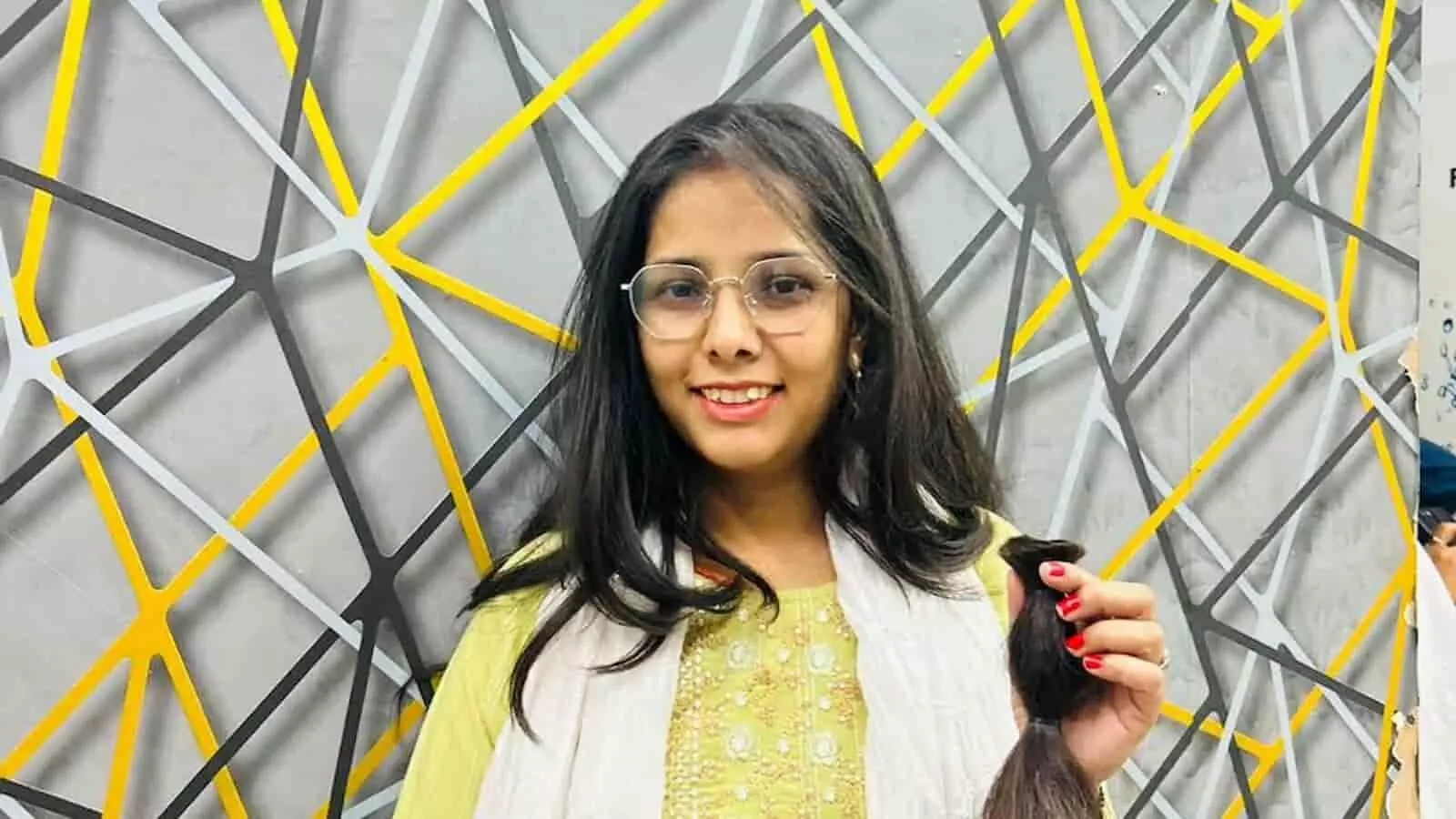 फतहनगर में रीना खोईवाल कैंसर मरीजों के लिए विग बनाने हेतु केश दान कर रही हैं। फतहनगर में रीना खोईवाल कैंसर मरीजों के लिए विग बनाने हेतु केश दान कर रही हैं।