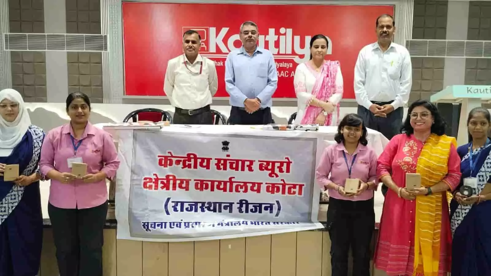 कोटा के कौटिल्य महाविद्यालय में आयोजित कार्यक्रम में अधिकारी, शिक्षक और प्रतिभागी आतंकवाद विरोधी दिवस पर शपथ लेते हुए। कोटा के कौटिल्य महाविद्यालय में आयोजित कार्यक्रम में अधिकारी, शिक्षक और प्रतिभागी आतंकवाद विरोधी दिवस पर शपथ लेते हुए।