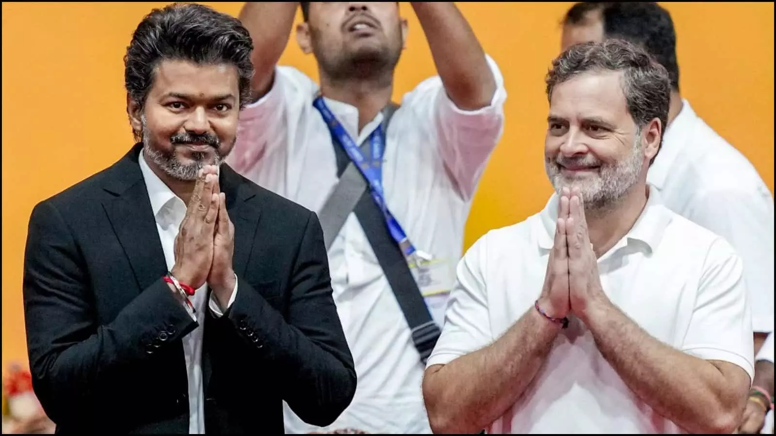 मंच पर हाथ जोड़कर नमस्ते करते हुए मुख्यमंत्री जोसेफ विजय और कांग्रेस नेता राहुल गांधी।