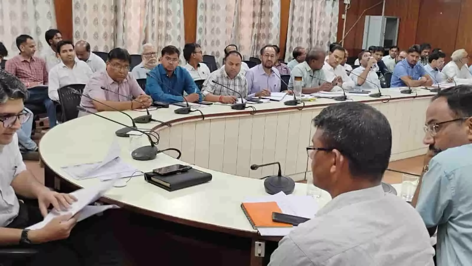 करौली में जिला कलक्टर अक्षय गोदारा की अध्यक्षता में आयोजित जनसुनवाई बैठक का दृश्य। करौली में जिला कलक्टर अक्षय गोदारा की अध्यक्षता में आयोजित जनसुनवाई बैठक का दृश्य।